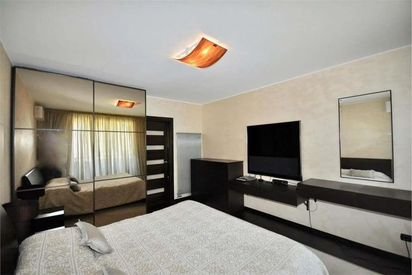 Elegant 4.5-room apartment in the city center facing the lake - Photo 13 of 13