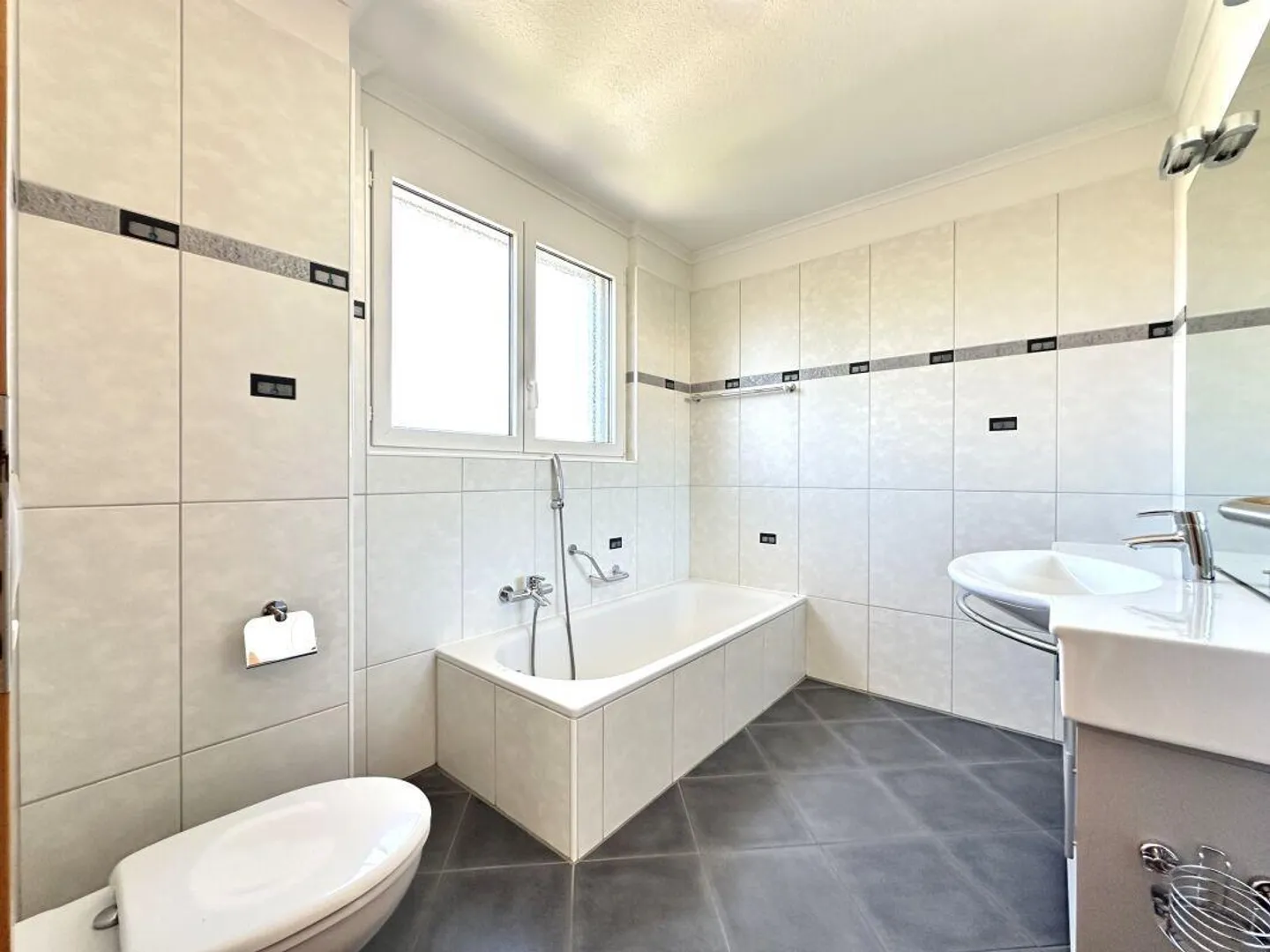 Strategic 3.5-room apartment, just a few steps from the lake - Photo 9 of 10