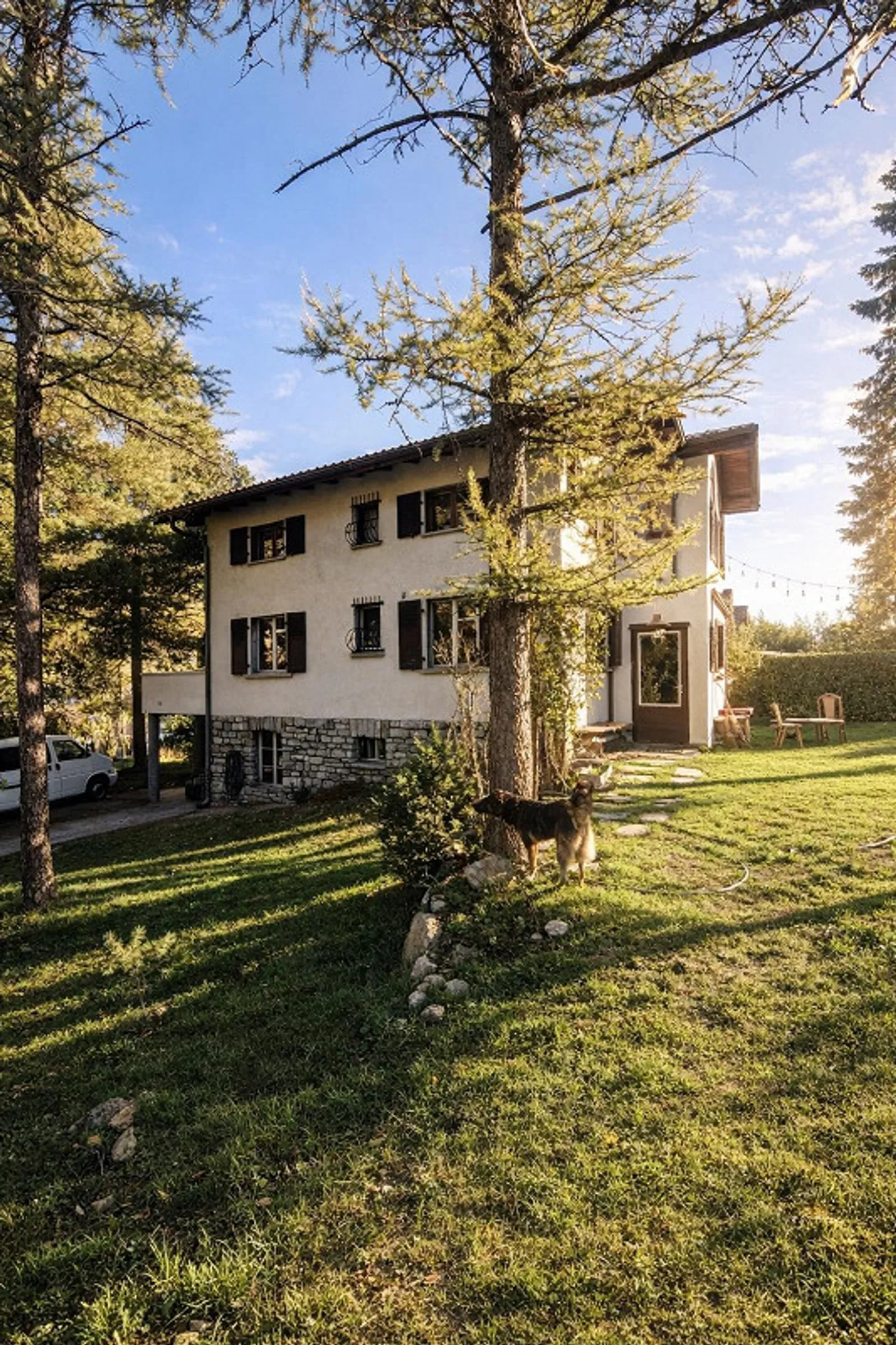 Incantevole appartamento ristrutturato con 3 camere in un edificio storico a Susten - Foto 1 di 14