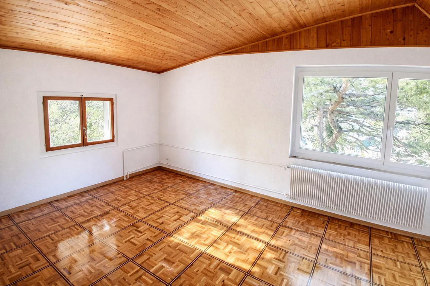 Incantevole appartamento ristrutturato con 3 camere in un edificio storico a Susten - Foto 2 di 14