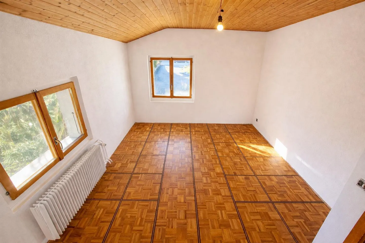 Incantevole appartamento ristrutturato con 3 camere in un edificio storico a Susten - Foto 4 di 14