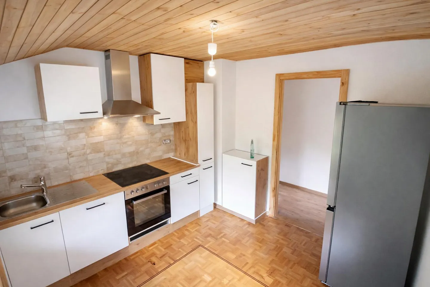 Incantevole appartamento ristrutturato con 3 camere in un edificio storico a Susten - Foto 3 di 14