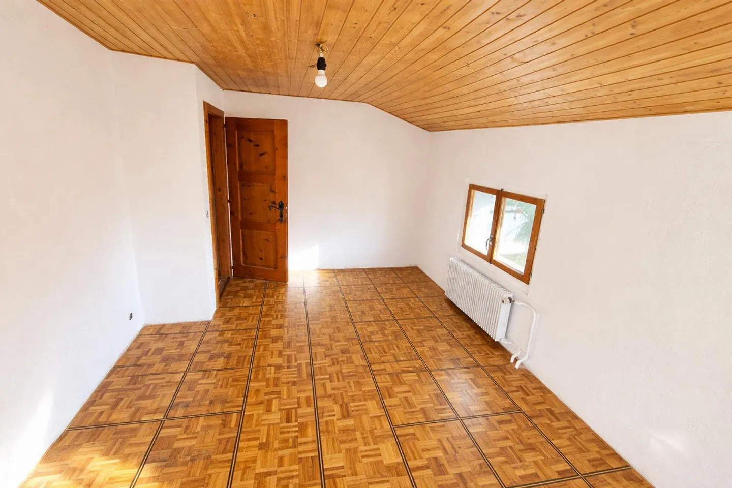 Incantevole appartamento ristrutturato con 3 camere in un edificio storico a Susten - Foto 5 di 14