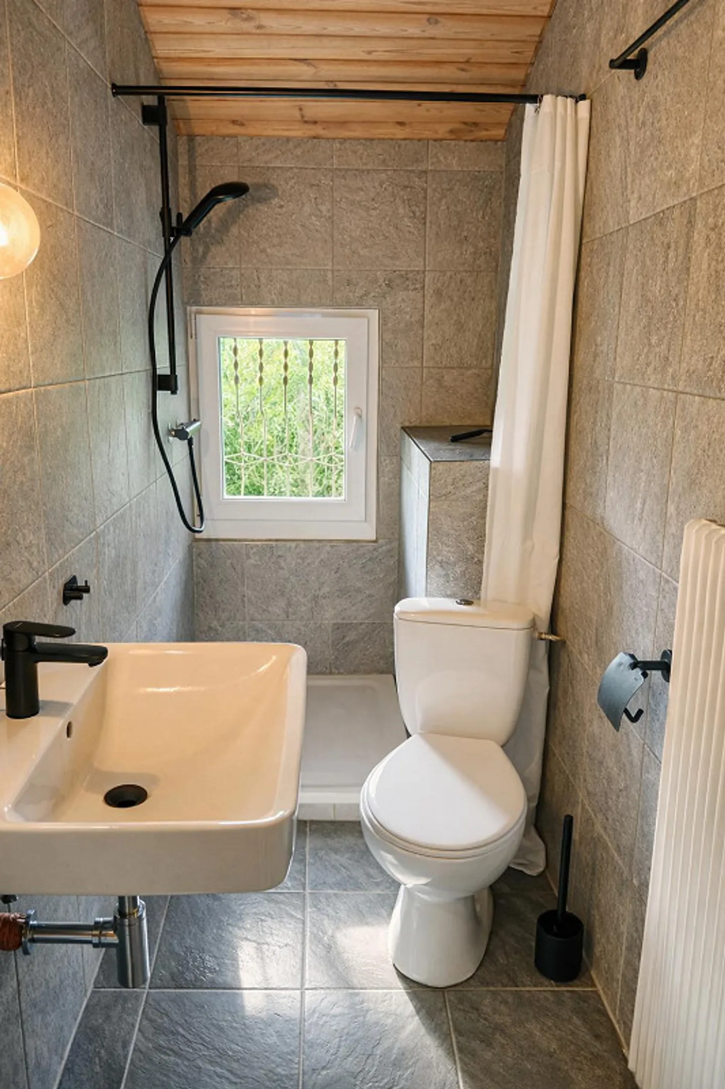 Incantevole appartamento ristrutturato con 3 camere in un edificio storico a Susten - Foto 6 di 14