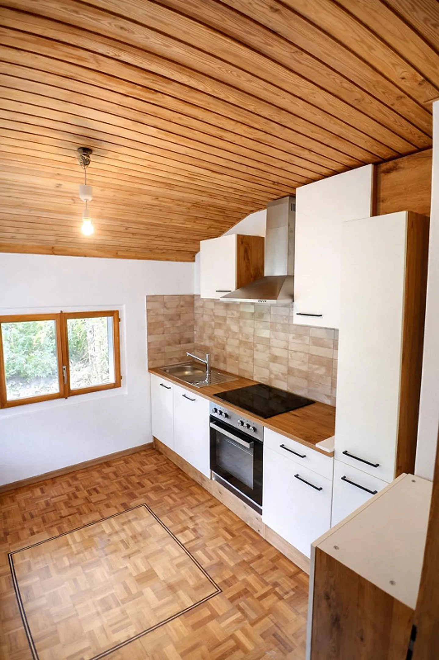 Incantevole appartamento ristrutturato con 3 camere in un edificio storico a Susten - Foto 7 di 14