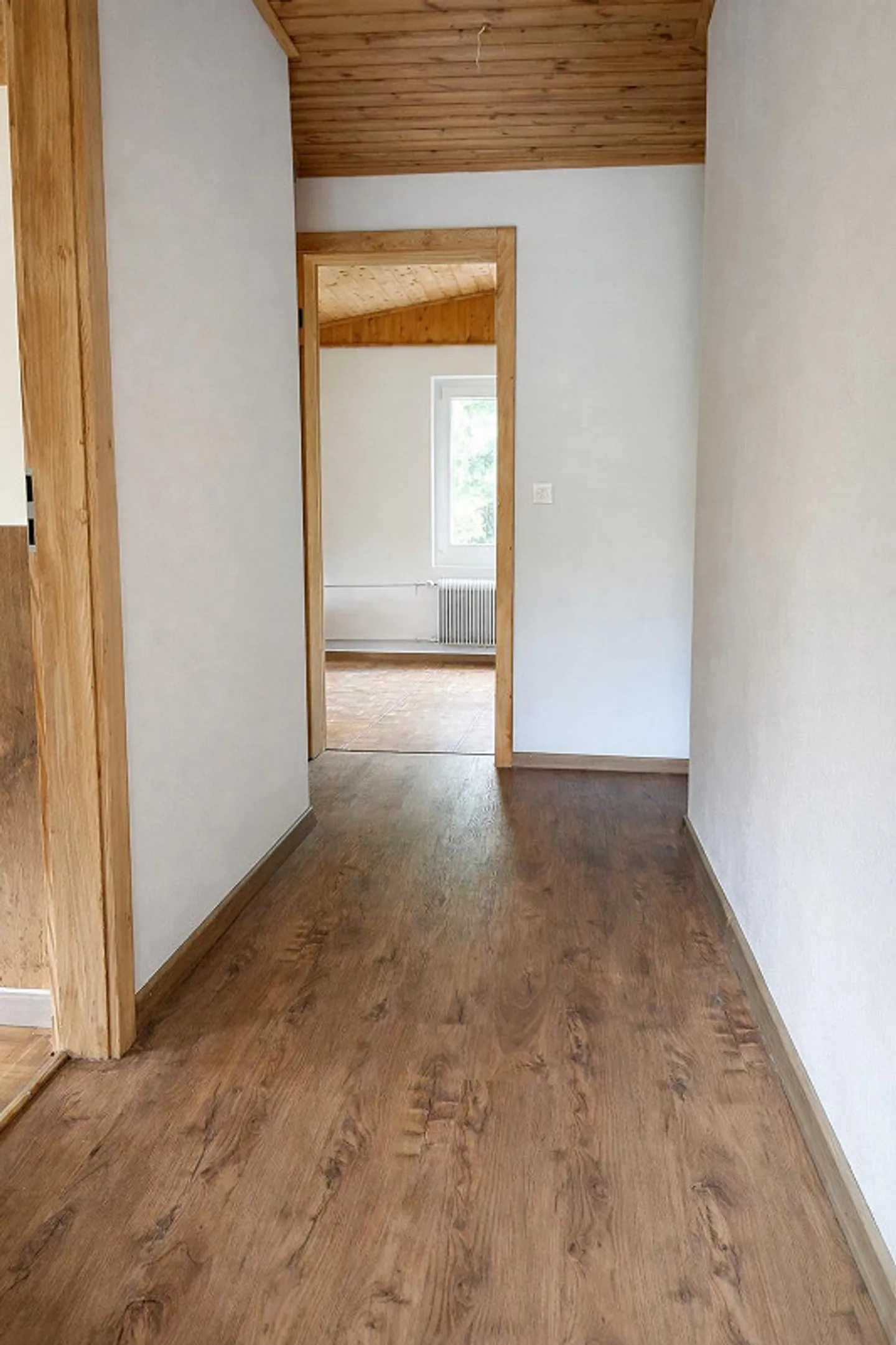 Incantevole appartamento ristrutturato con 3 camere in un edificio storico a Susten - Foto 8 di 14