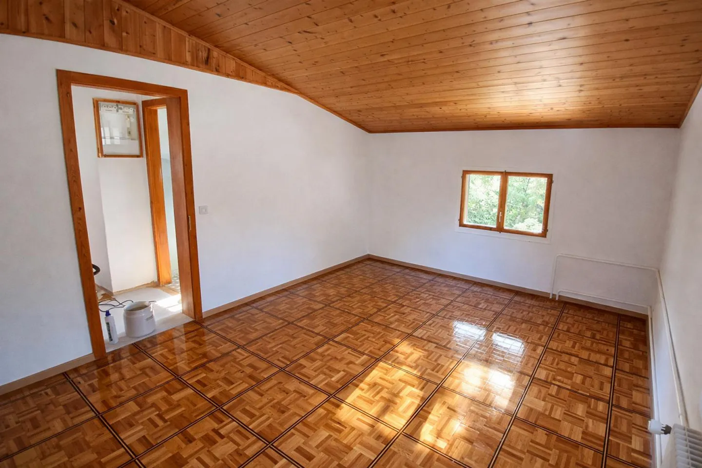 Incantevole appartamento ristrutturato con 3 camere in un edificio storico a Susten - Foto 9 di 14