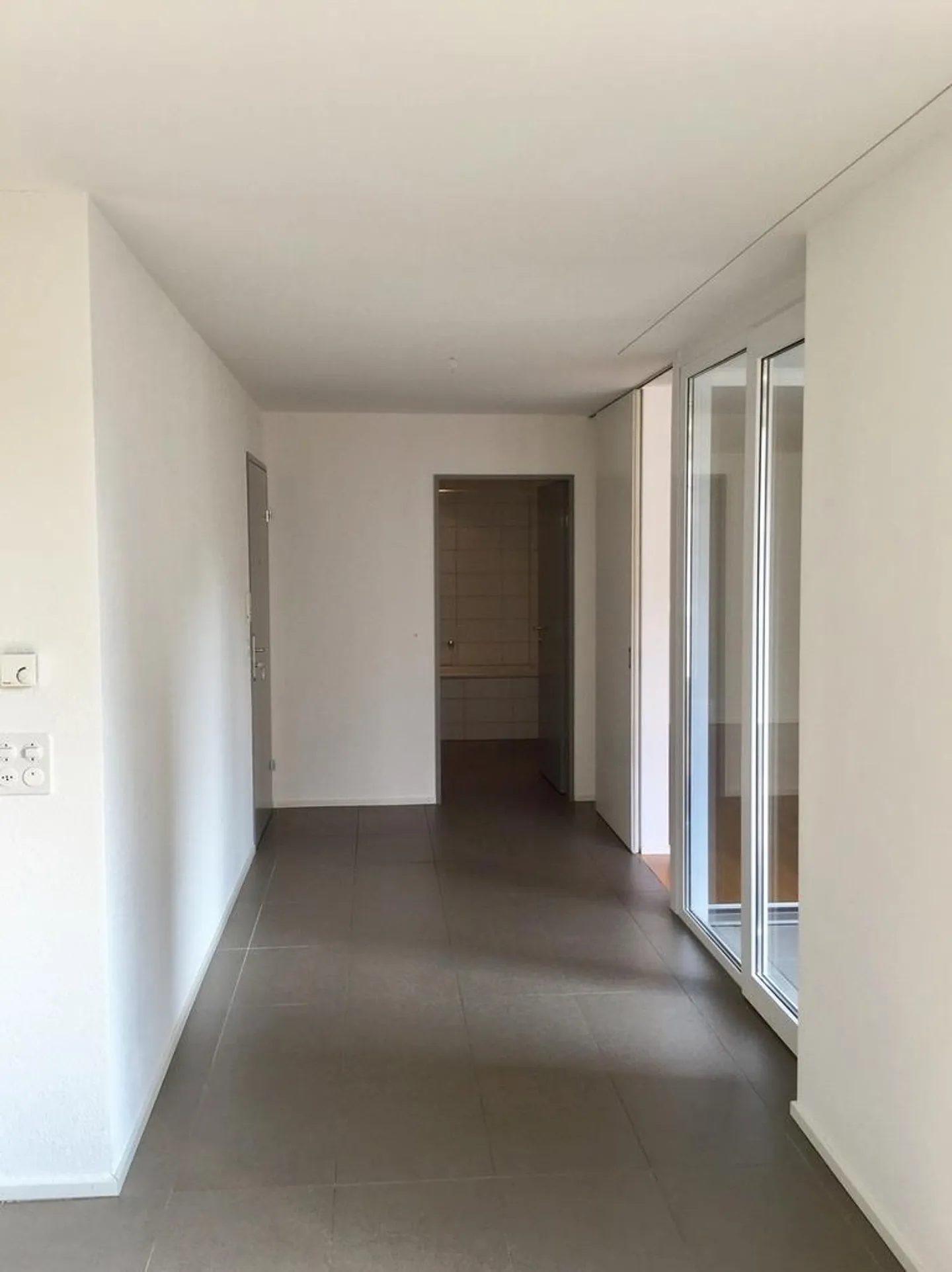 Spacious 2.5-room apartment in a central location - Photo 3 of 11