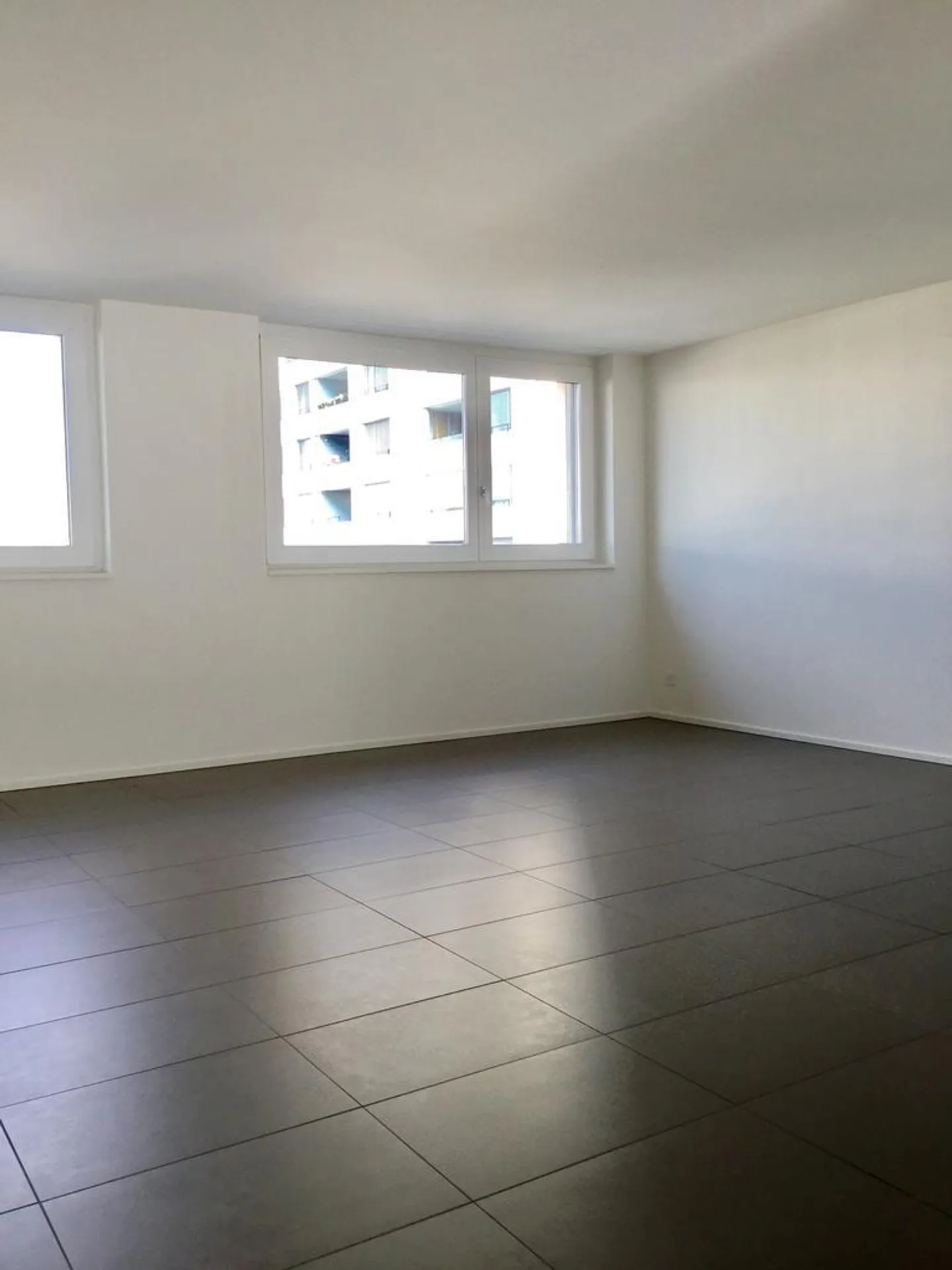 Spacious 2.5-room apartment in a central location - Photo 4 of 11