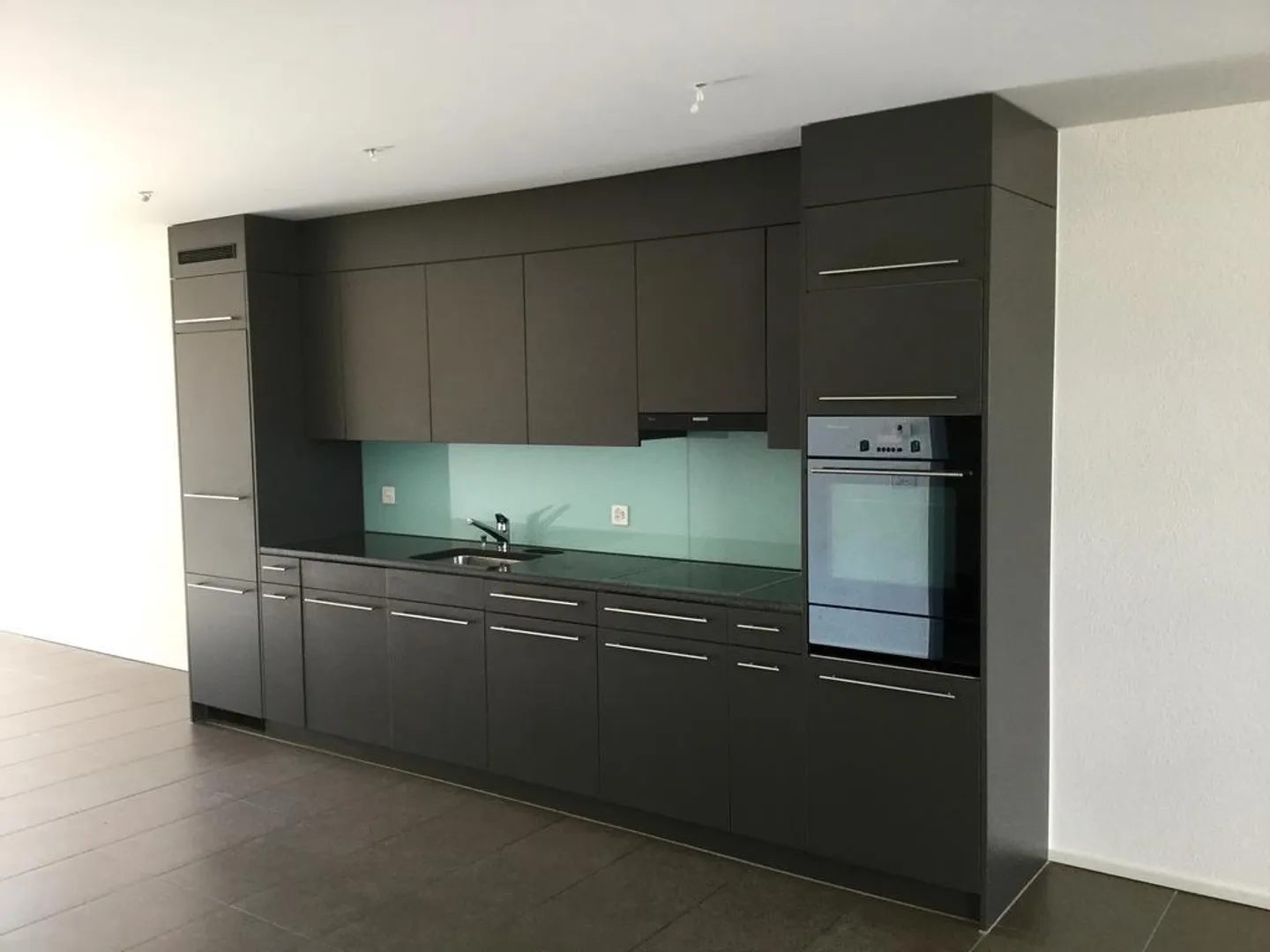 Spacious 2.5-room apartment in a central location - Photo 6 of 11