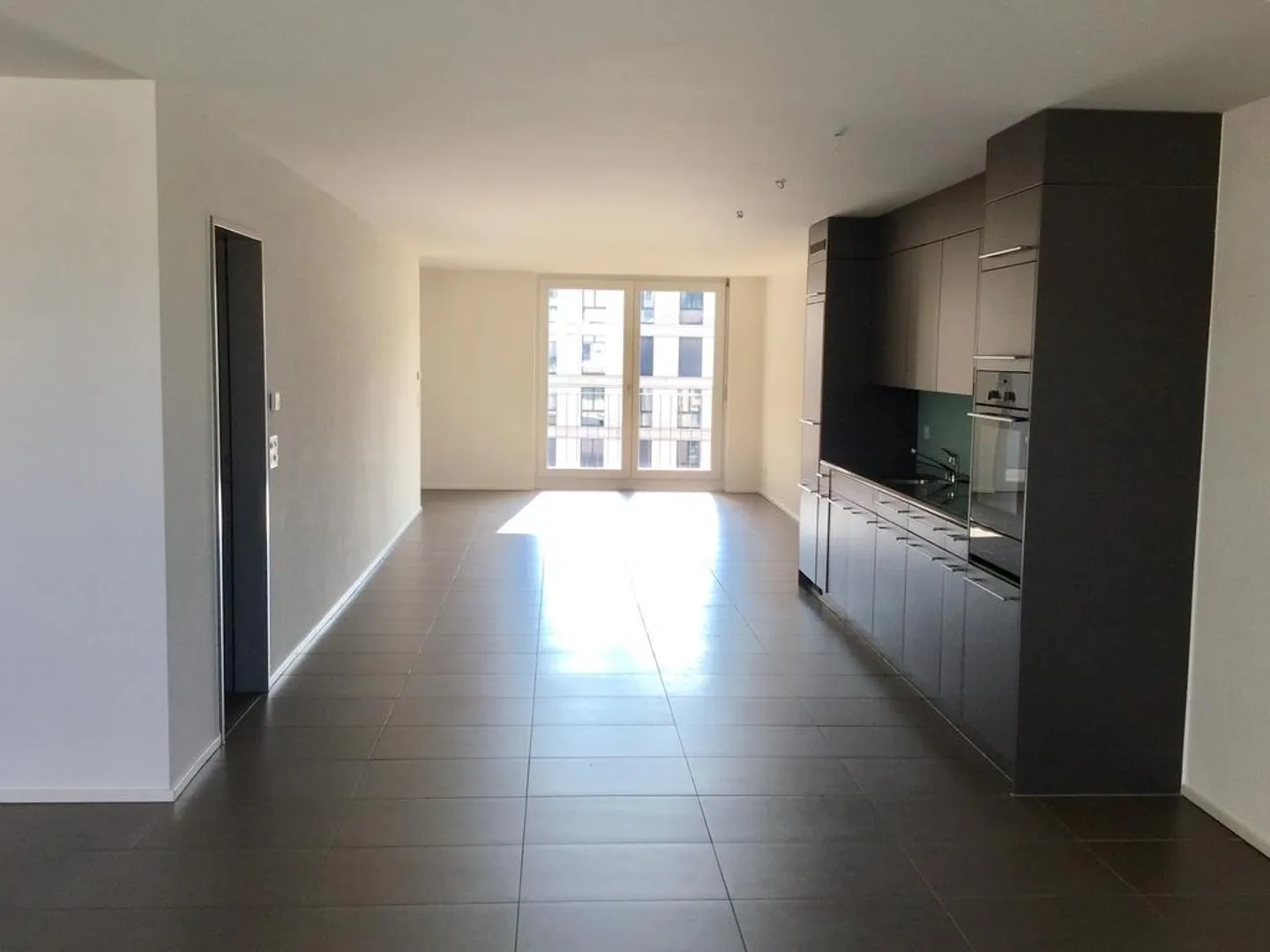 Spacious 2.5-room apartment in a central location - Photo 10 of 11