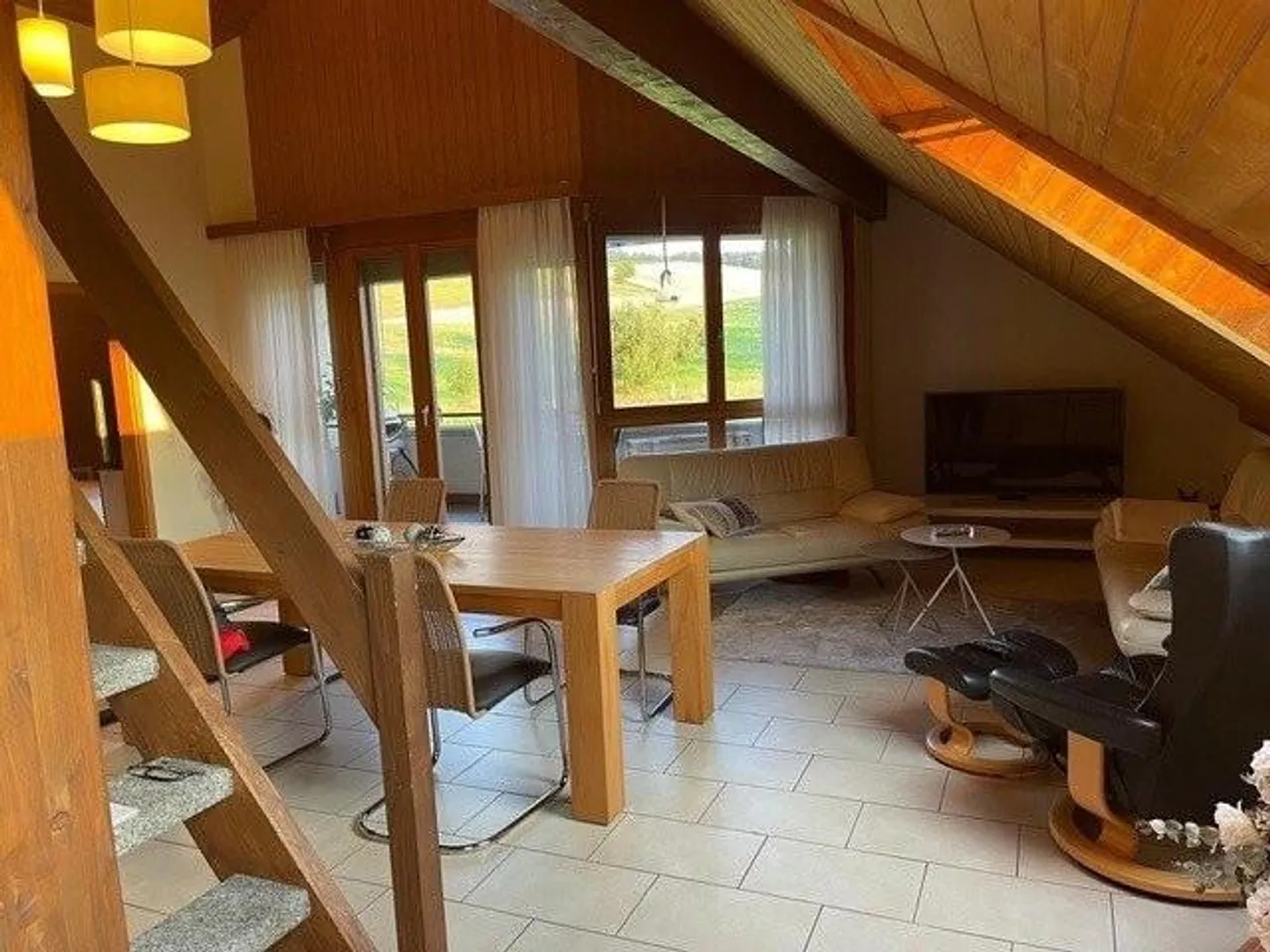 Appartement sous les combles attrayant et charmant de 3,5 pièces à louer à Hettiswil - Photo 2 sur 12