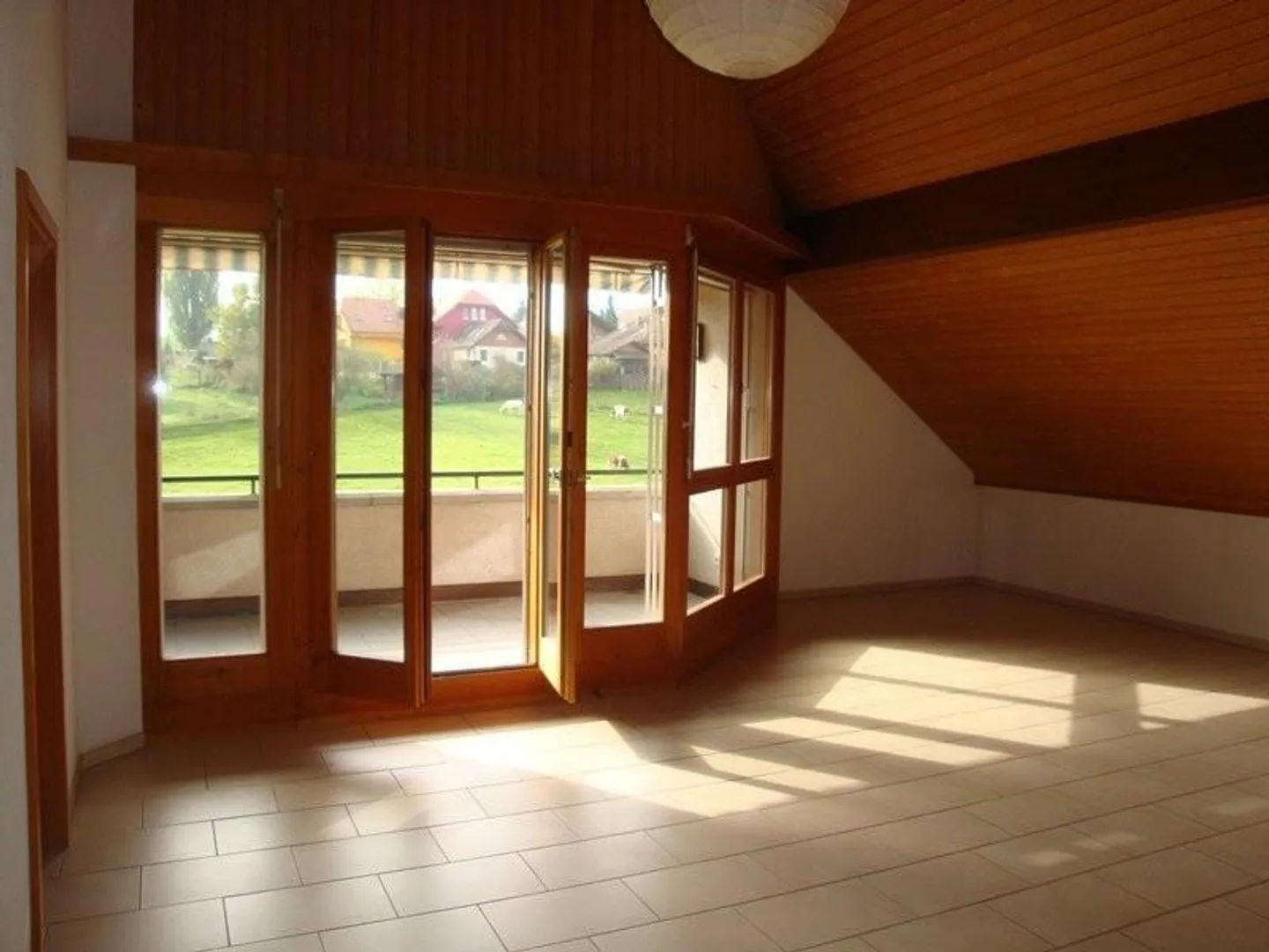 Appartement sous les combles attrayant et charmant de 3,5 pièces à louer à Hettiswil - Photo 3 sur 12