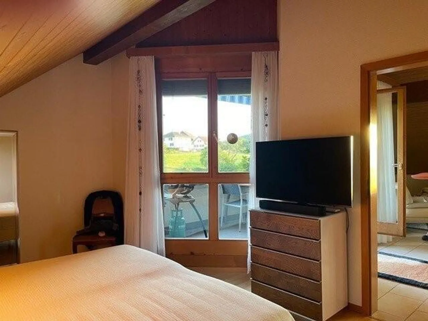Appartement sous les combles attrayant et charmant de 3,5 pièces à louer à Hettiswil - Photo 4 sur 12