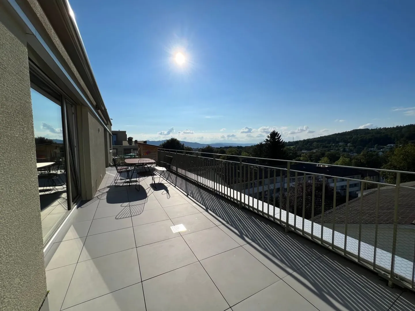 Penthouse meublé - Vue de rêve sur Zurich jusqu'à Uetliberg - comme neuf ! - Photo 1 sur 6