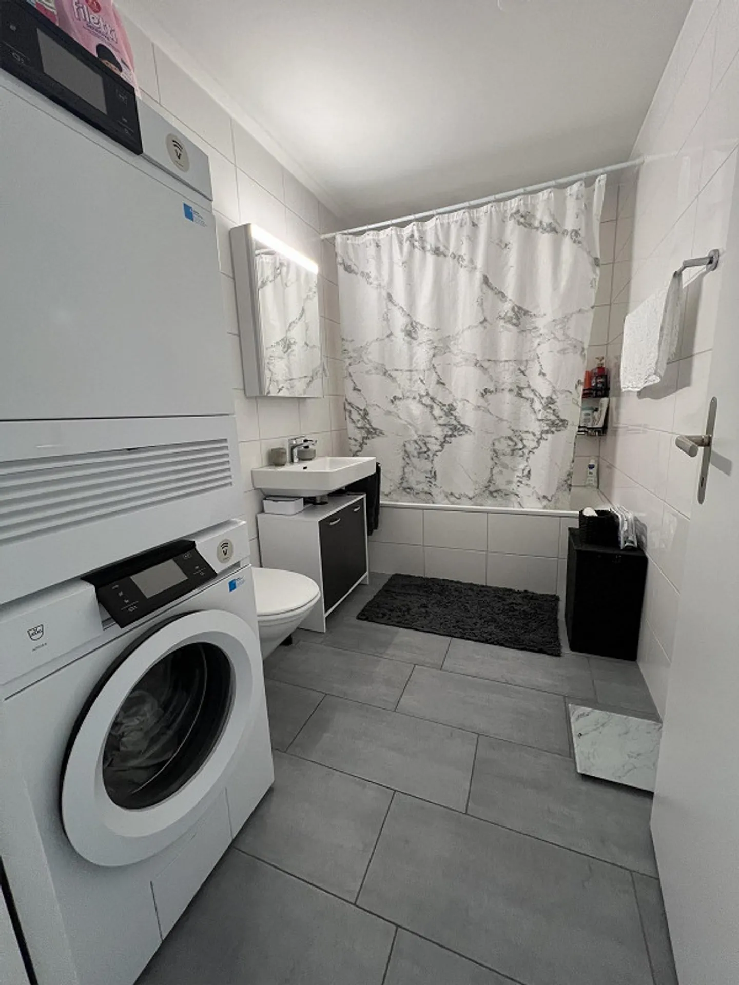 Juste ce qu'il faut ! Moderne, central, tour de lavage 2 salles de bains ! - Photo 3 sur 8