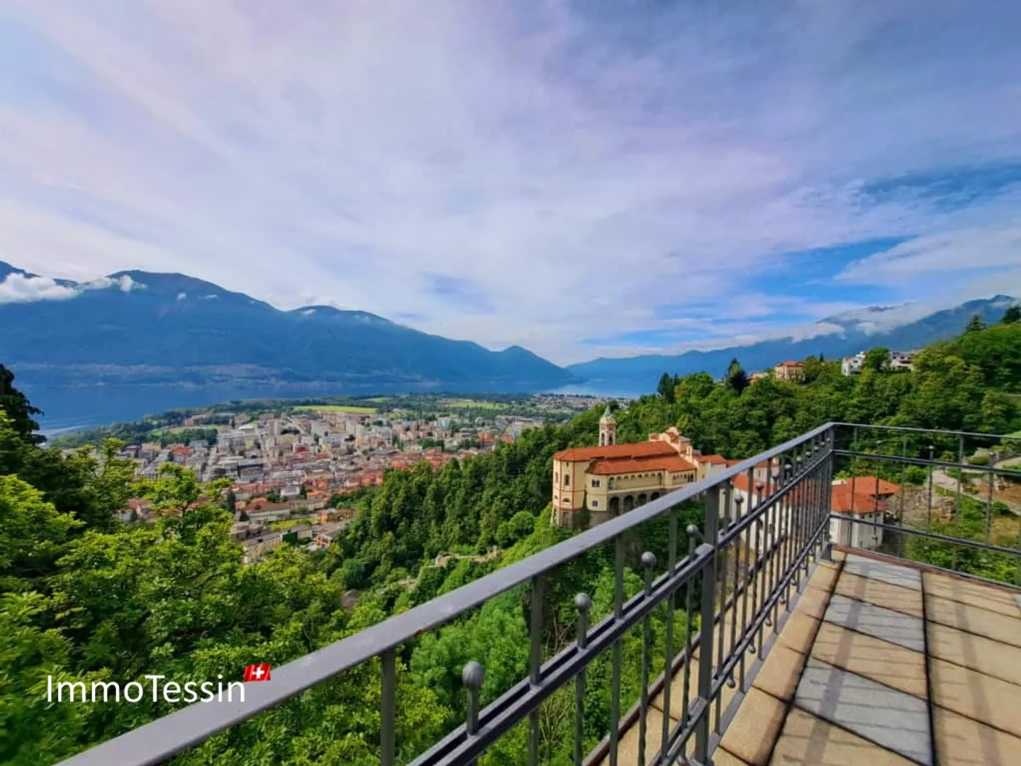 UNICO: Il Castello di Orselina, proprietà unica in posizione privilegiata con vista mozzafiato sul Lago Maggiore - Foto 2 di 13