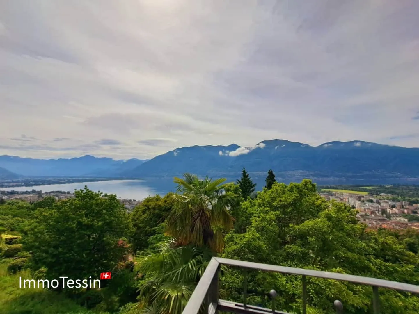 UNICO: Il Castello di Orselina, proprietà unica in posizione privilegiata con vista mozzafiato sul Lago Maggiore - Foto 3 di 13