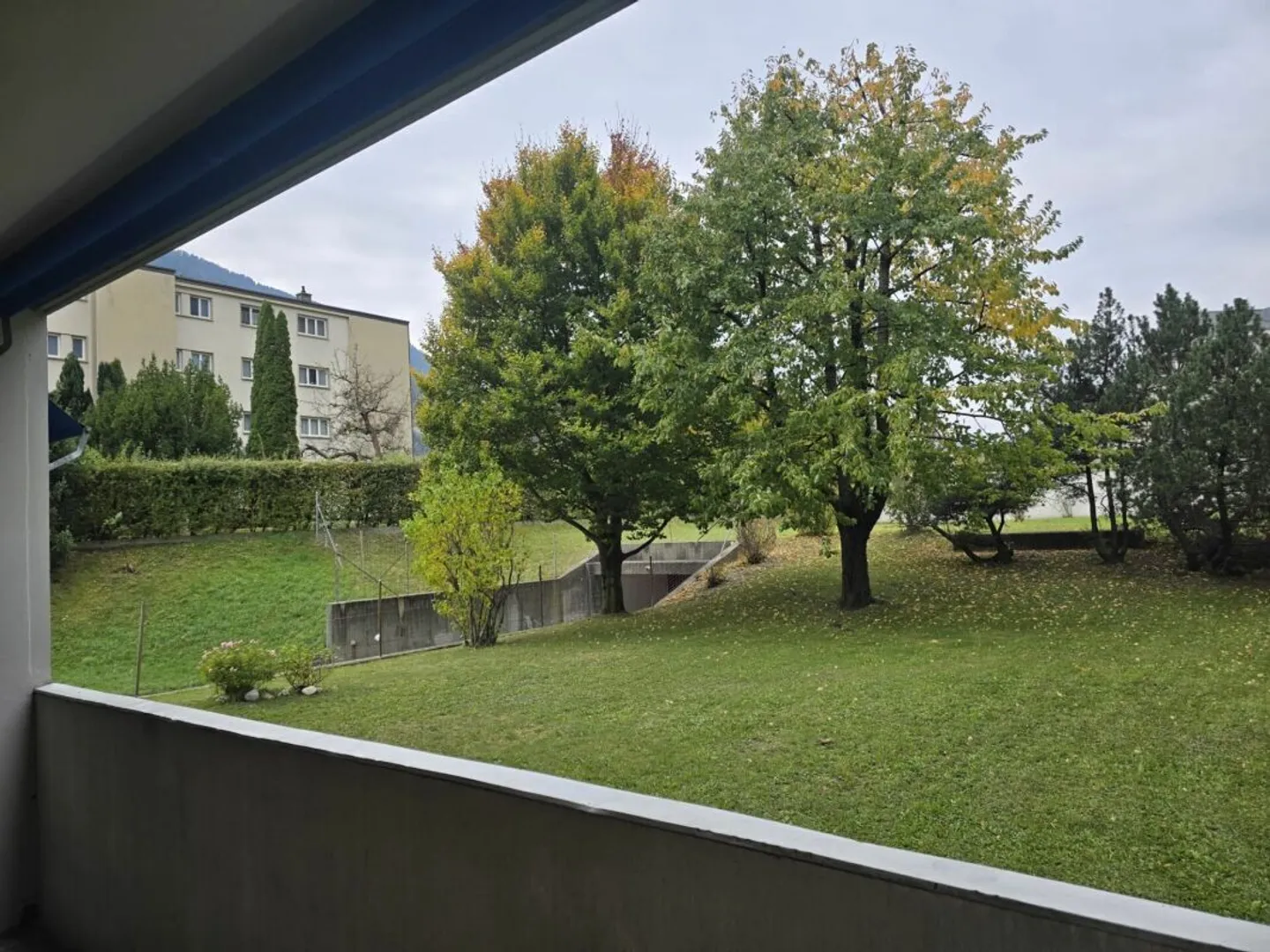 Charming, renovated 3.5-room apartment with balcony in Domat/Ems - Photo 1 of 5