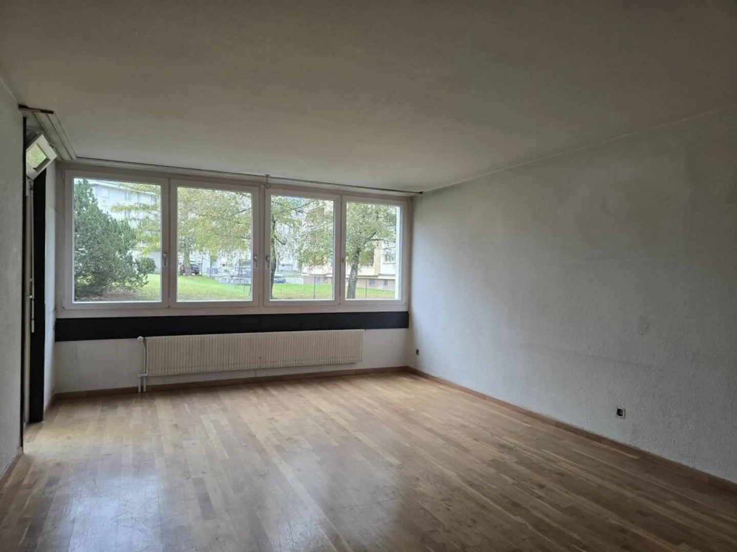 Charming, renovated 3.5-room apartment with balcony in Domat/Ems - Photo 2 of 5