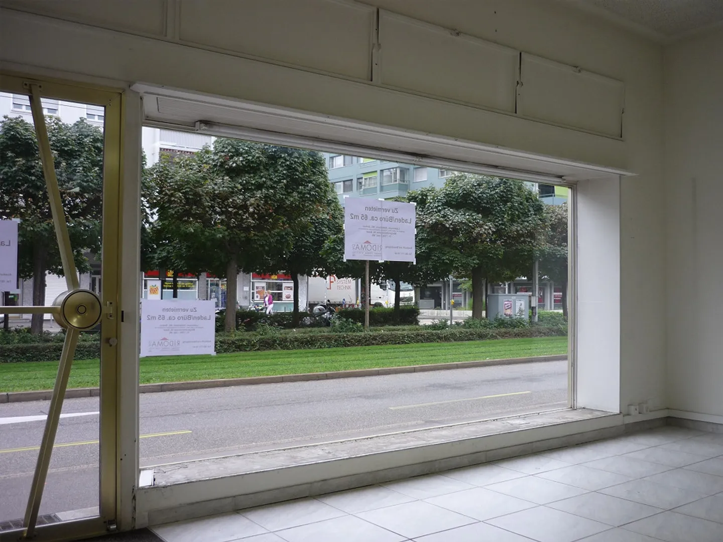 Retail space / office with display window + balcony in a good traffic location in Gundeli - Photo 2 of 7