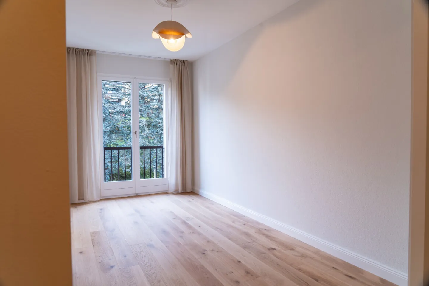 Charming Apartment with Lake View - Photo 5 of 12