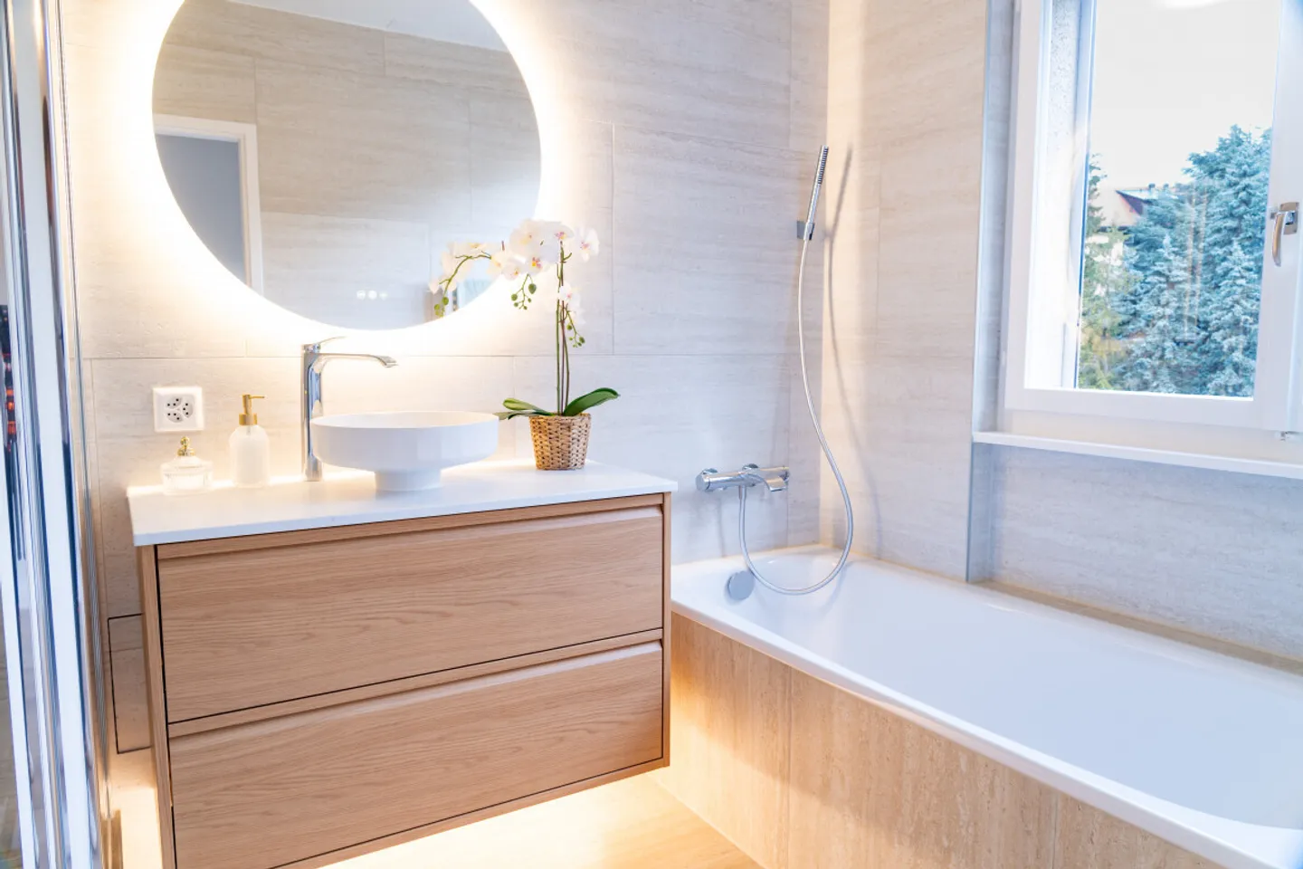 Charming Apartment with Lake View - Photo 8 of 12