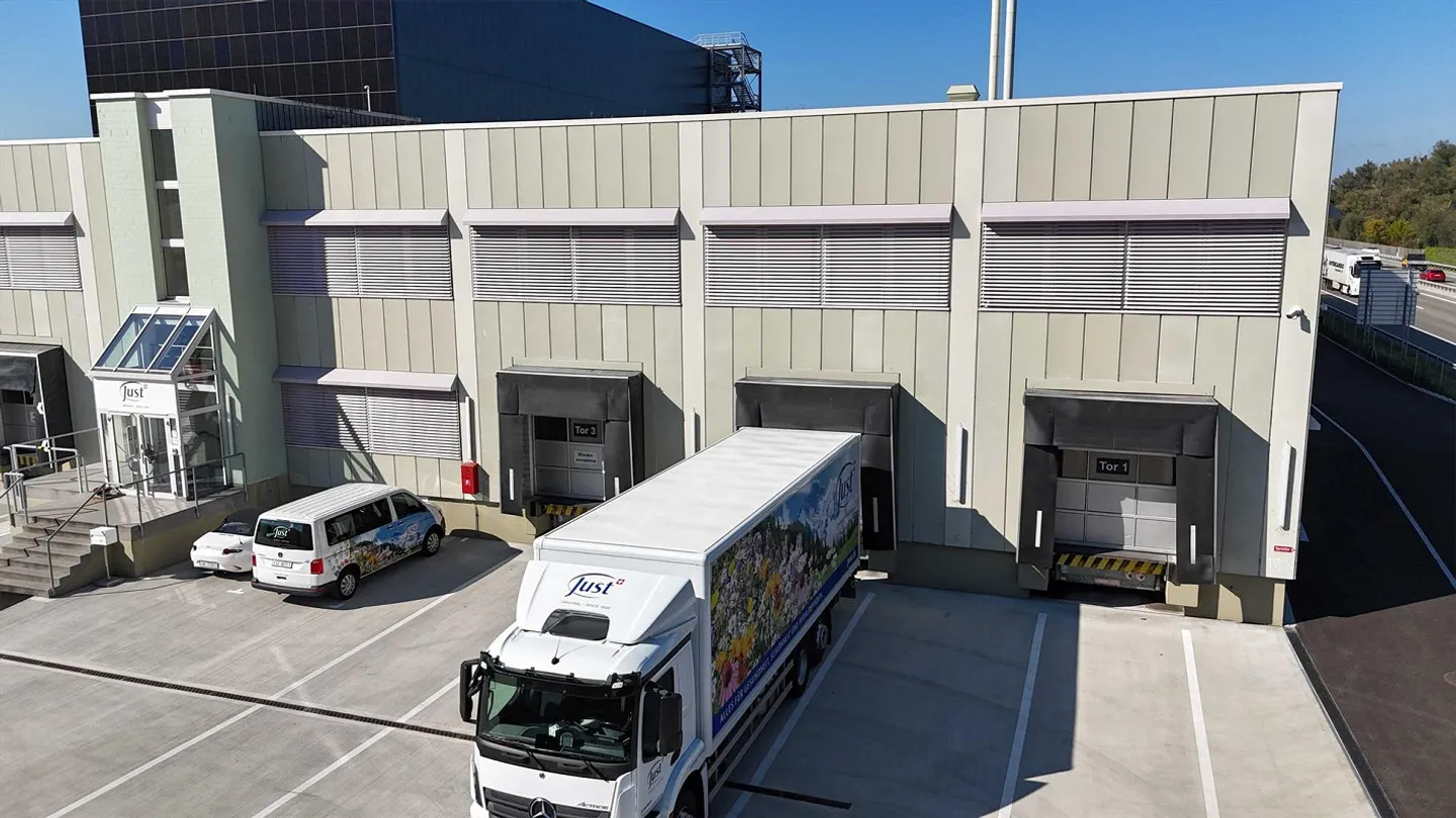 Modern High-Bay Warehouse with 5,000 Pallet Spaces - Photo 2 of 7