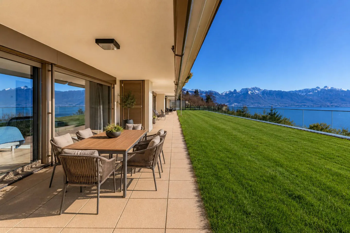 Luxuriöse 6,5-Zimmer-Wohnung mit atemberaubendem Seeblick - Foto 1 von 12