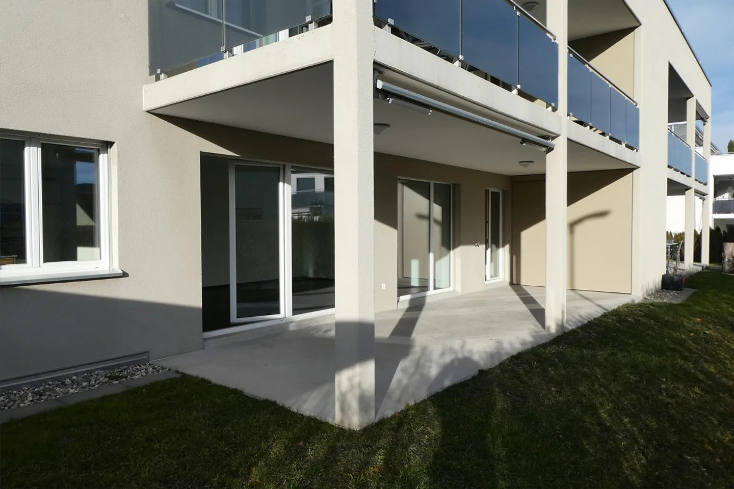 très belle et lumineuse appartement au rez-de-chaussée avec espace de sièges couvert - Photo 3 sur 11