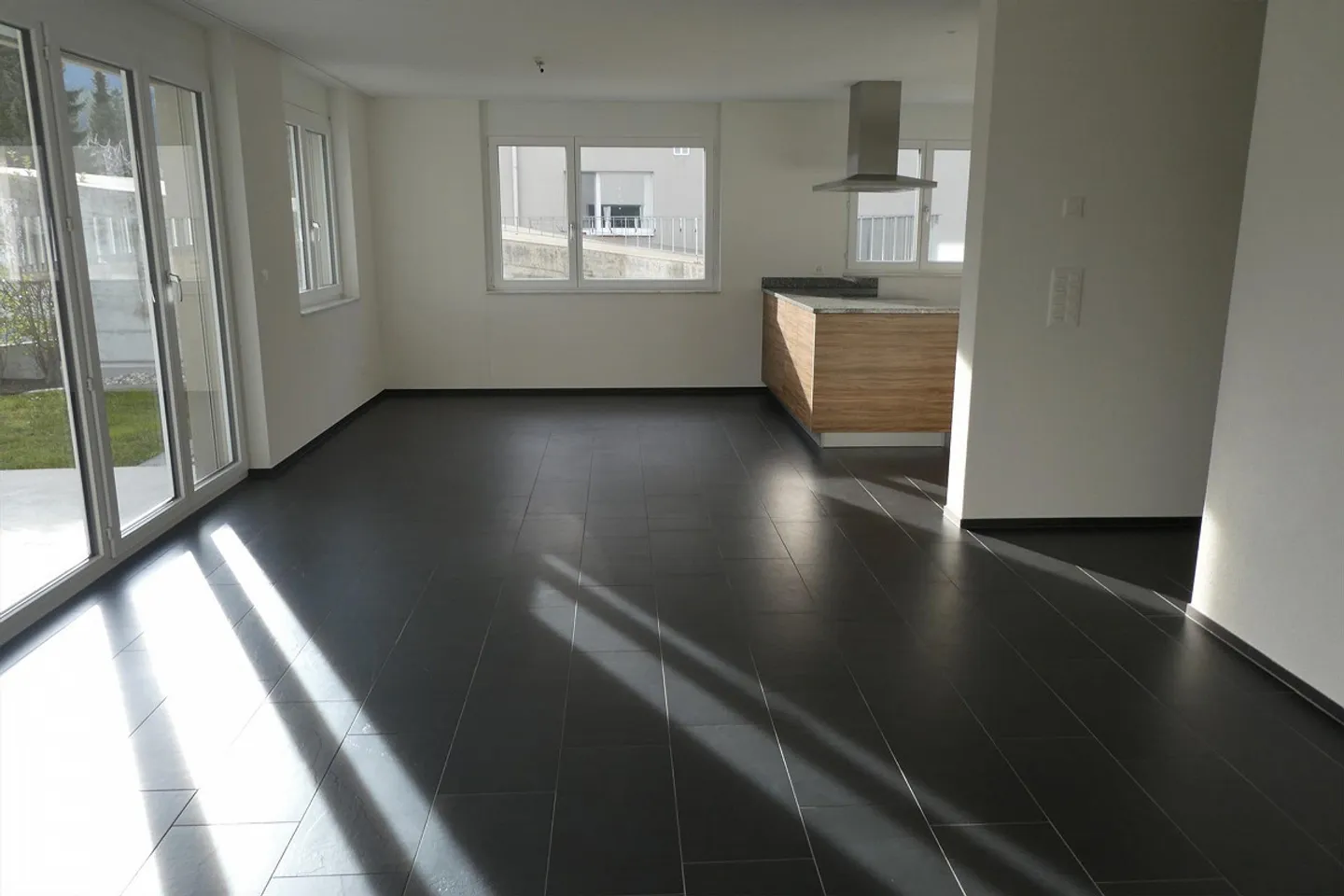 très belle et lumineuse appartement au rez-de-chaussée avec espace de sièges couvert - Photo 4 sur 11