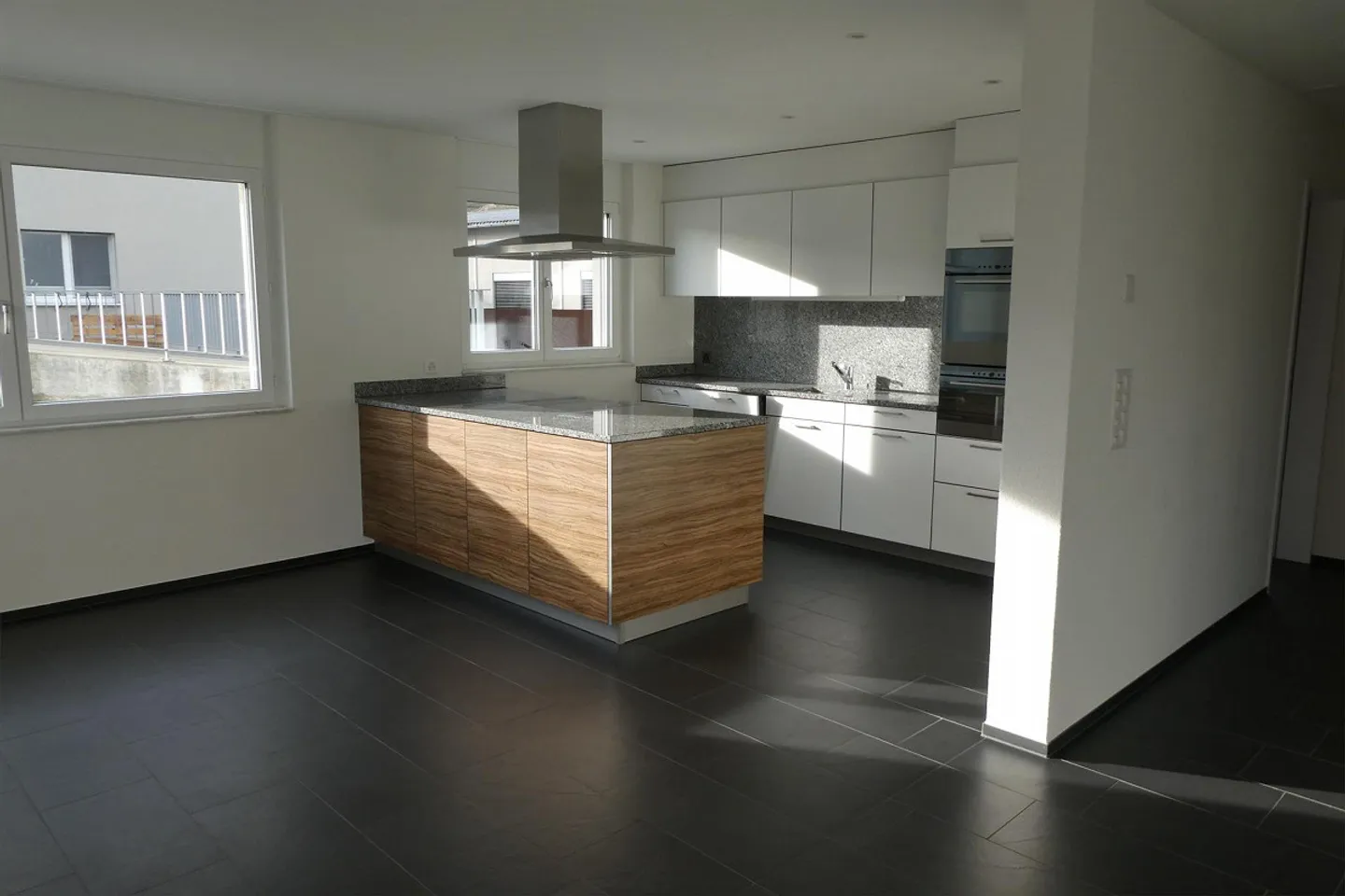 très belle et lumineuse appartement au rez-de-chaussée avec espace de sièges couvert - Photo 5 sur 11