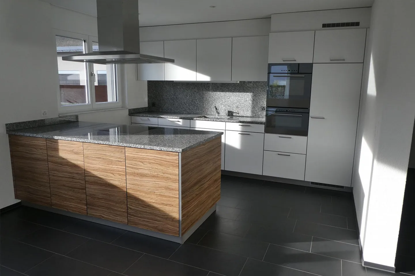 très belle et lumineuse appartement au rez-de-chaussée avec espace de sièges couvert - Photo 6 sur 11