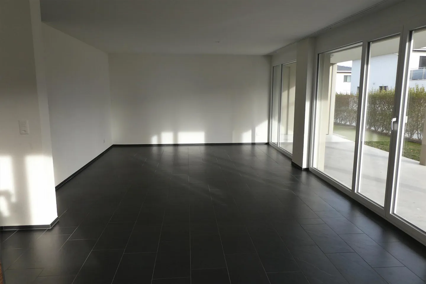 très belle et lumineuse appartement au rez-de-chaussée avec espace de sièges couvert - Photo 7 sur 11