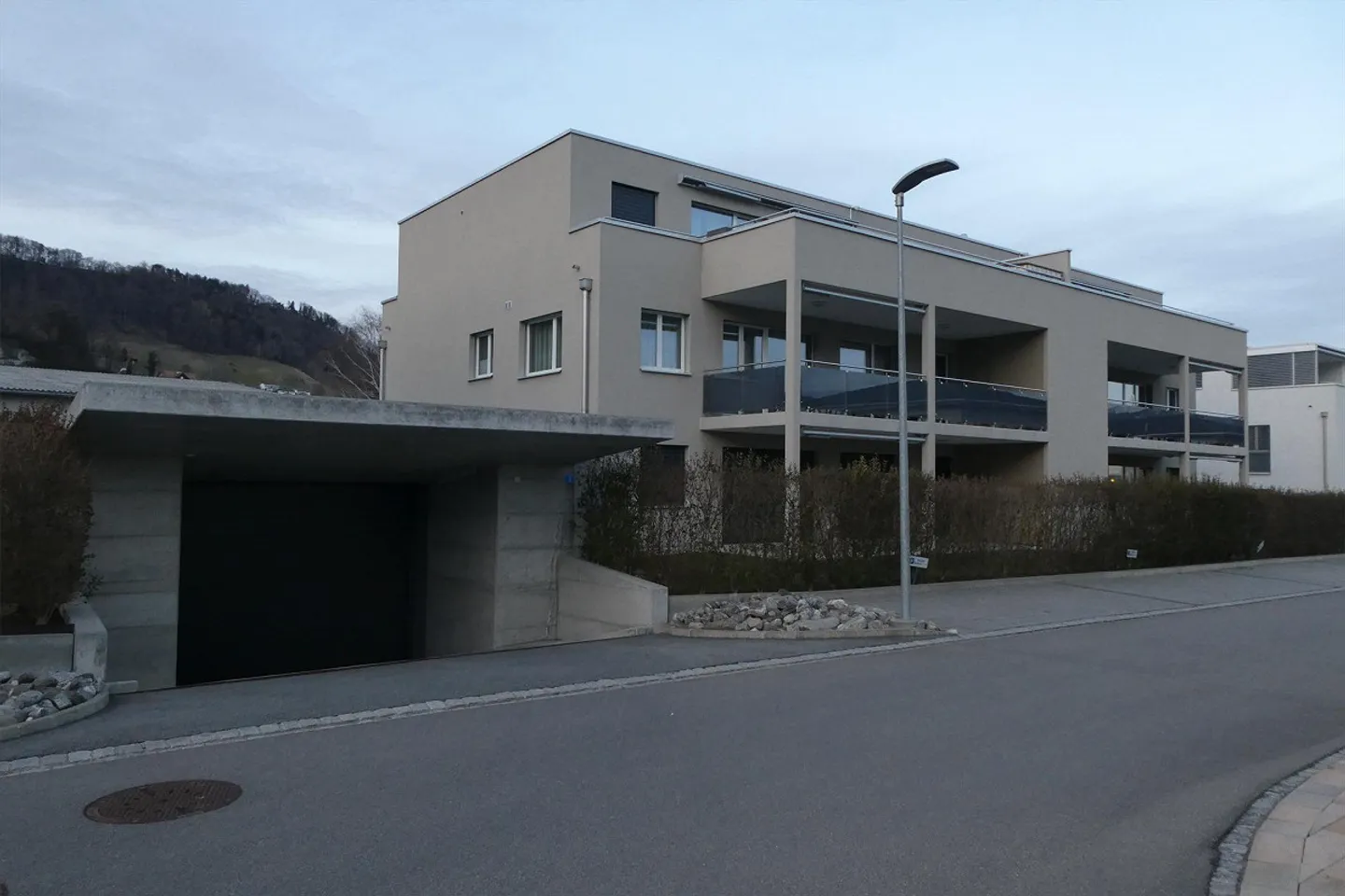 très belle et lumineuse appartement au rez-de-chaussée avec espace de sièges couvert - Photo 2 sur 11