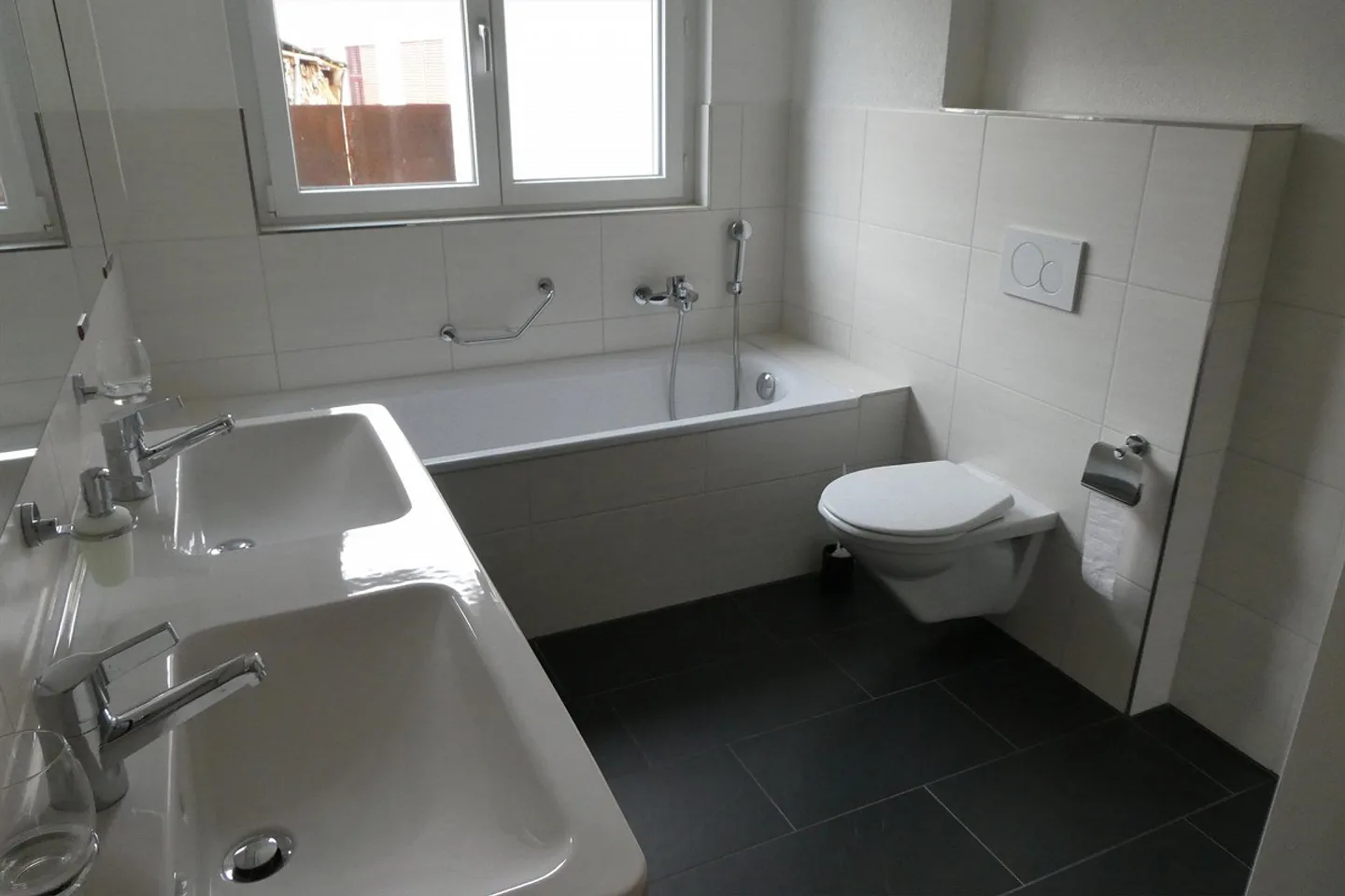 très belle et lumineuse appartement au rez-de-chaussée avec espace de sièges couvert - Photo 9 sur 11