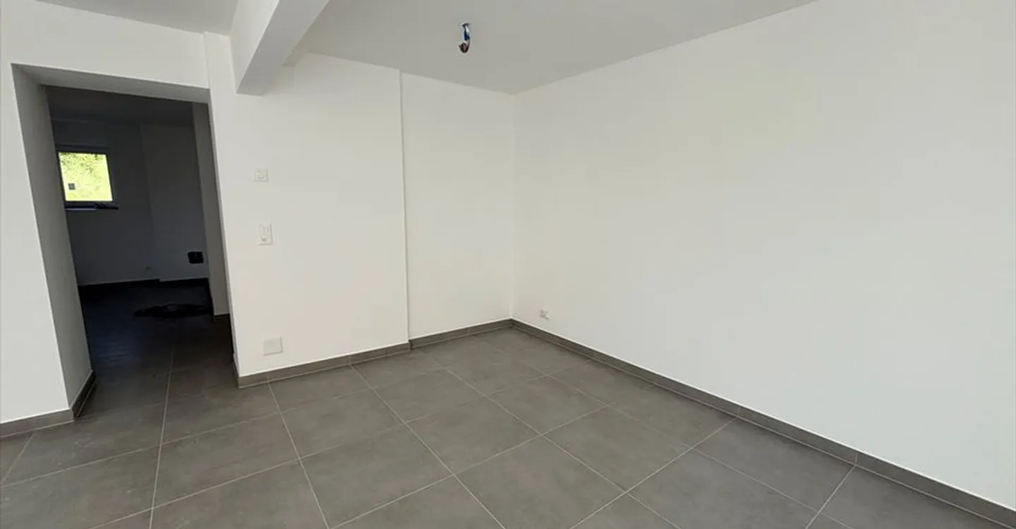 Mixed-use building for rent - Photo 3 of 6