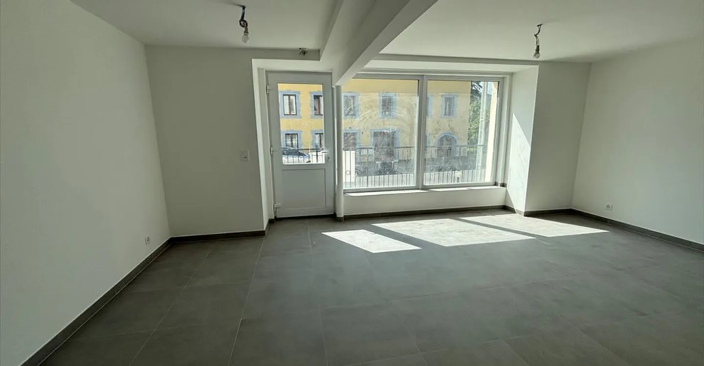 Mixed-use building for rent - Photo 6 of 6