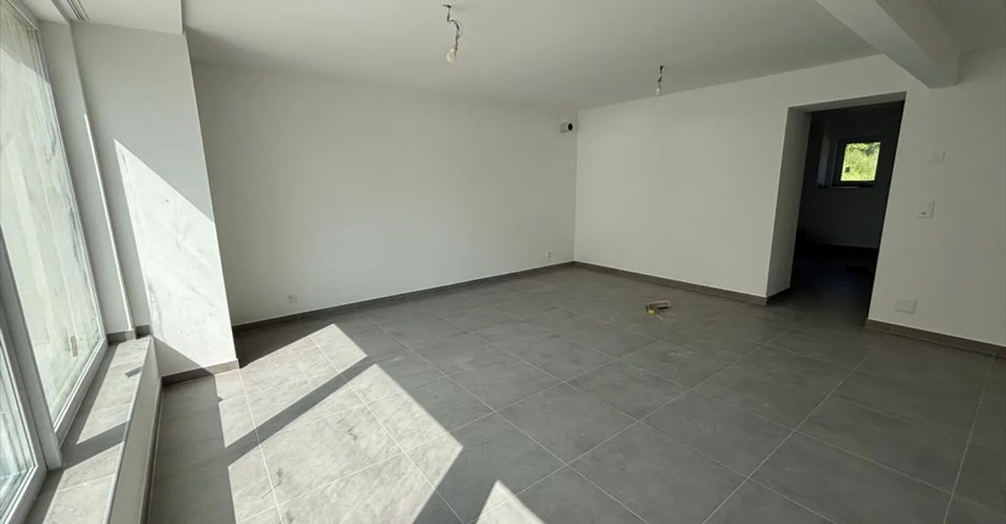 Mixed-use building for rent - Photo 4 of 6