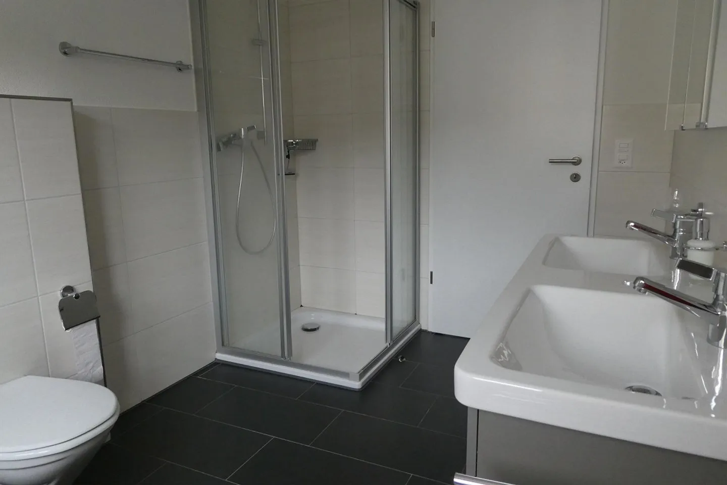 très belle et lumineuse appartement au rez-de-chaussée avec espace de sièges couvert - Photo 10 sur 11