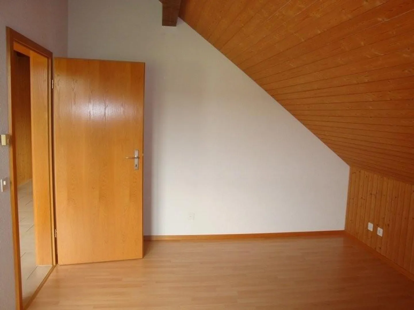 Appartement sous les combles attrayant et charmant de 3,5 pièces à louer à Hettiswil - Photo 7 sur 12