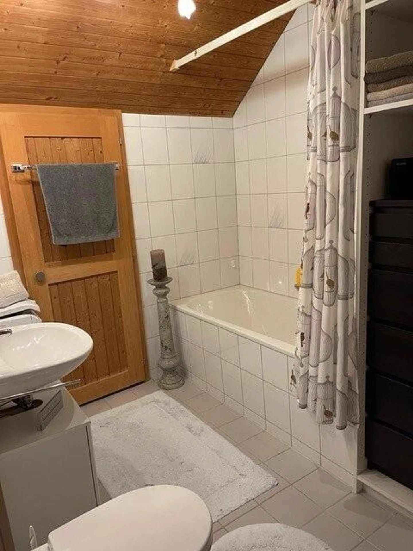 Appartement sous les combles attrayant et charmant de 3,5 pièces à louer à Hettiswil - Photo 8 sur 12