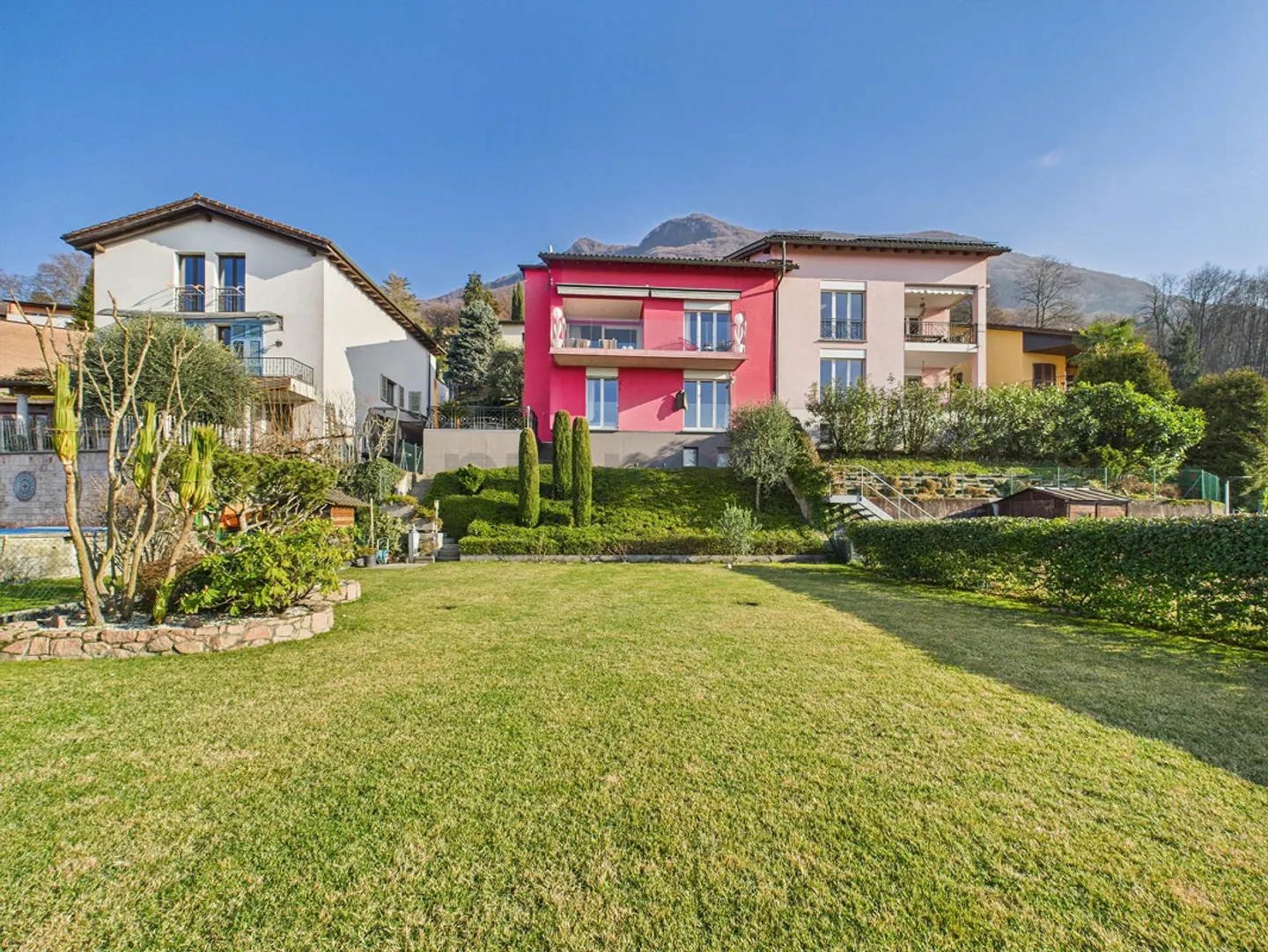 Elegant detached house with 6.5 rooms, garden, and open view in Davesco-Soragno - Photo 1 of 14