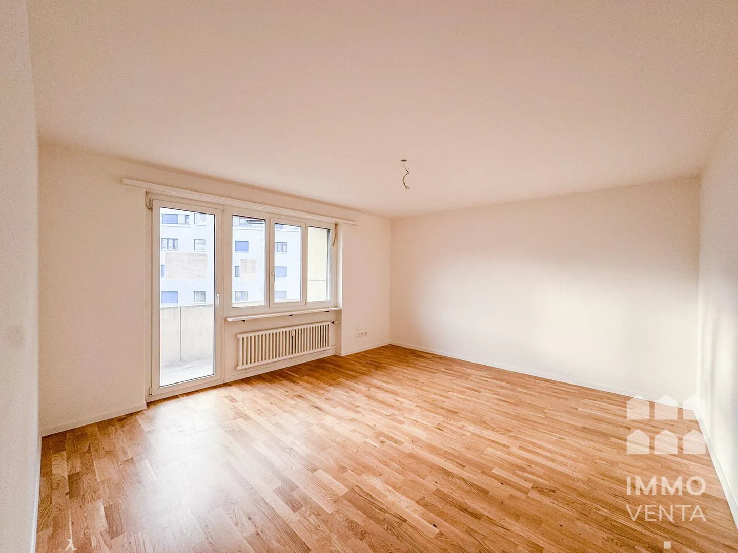 Completely renovated 2-room apartment for rent in Biel - Photo 3 of 8