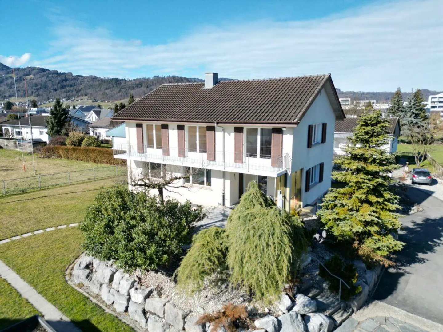 Charming Family Home with Garden - Photo 2 of 17