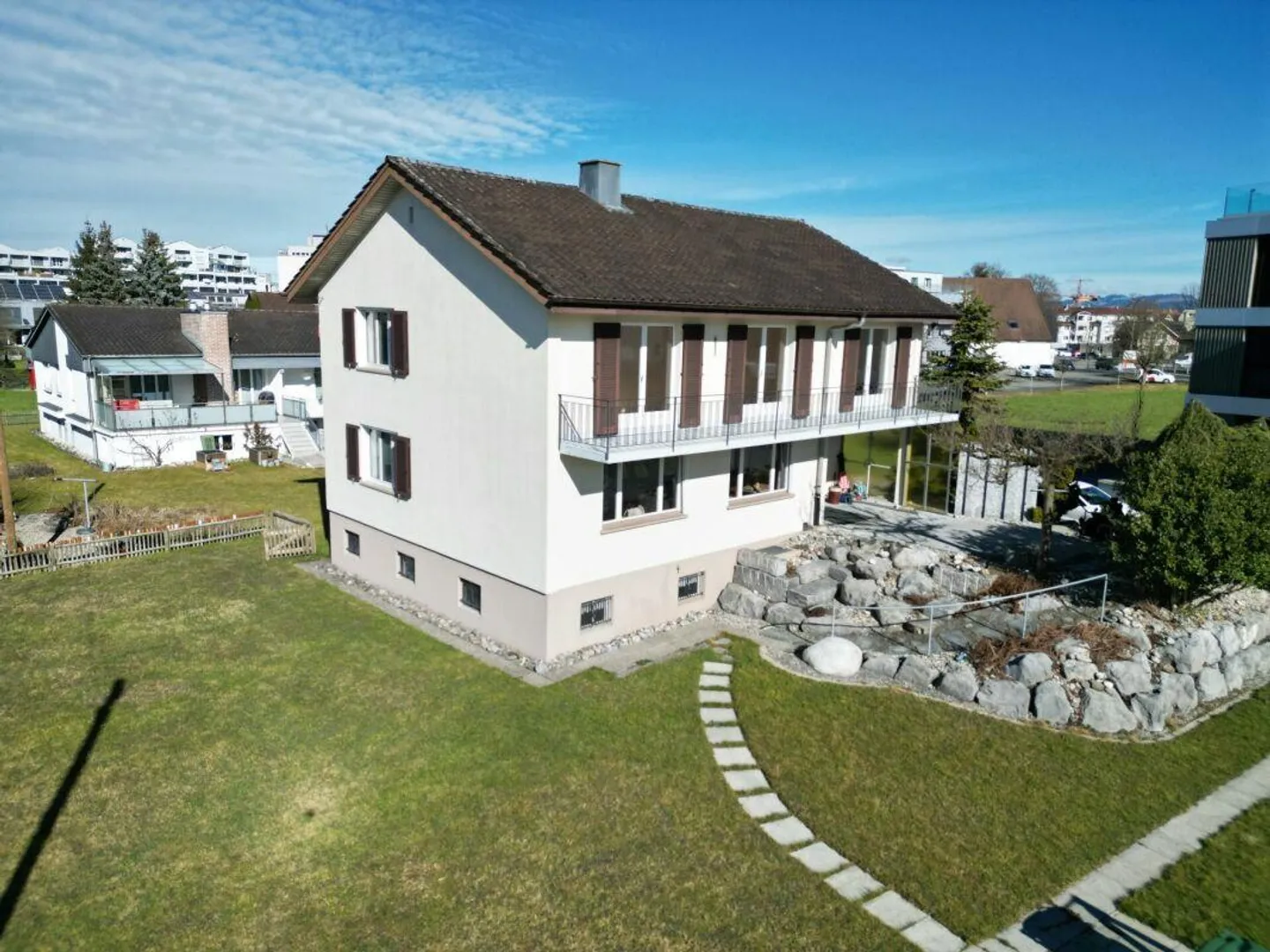 Charming Family Home with Garden - Photo 3 of 17