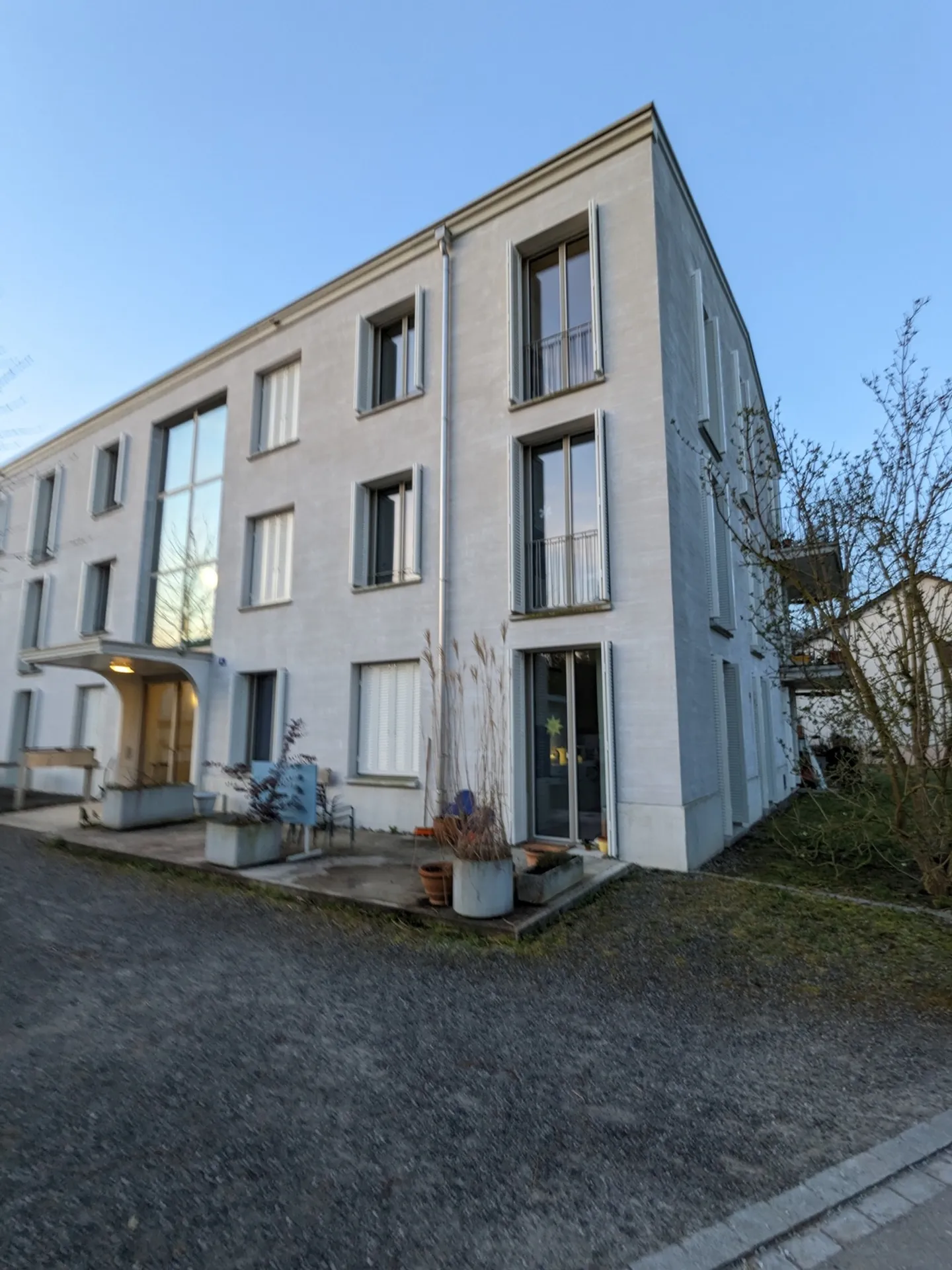 Appartement spacieux avec terrasses - Photo 3 sur 8