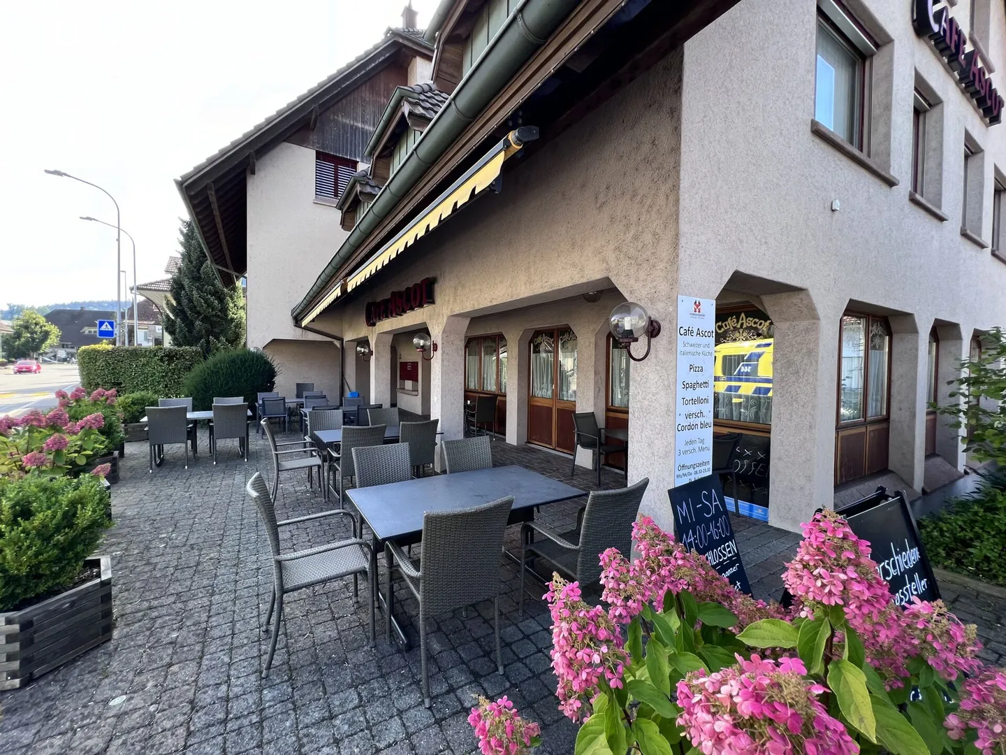 Café / Restaurant dans un emplacement privilégié près de la gare et sur la route cantonale - Photo 2 sur 13