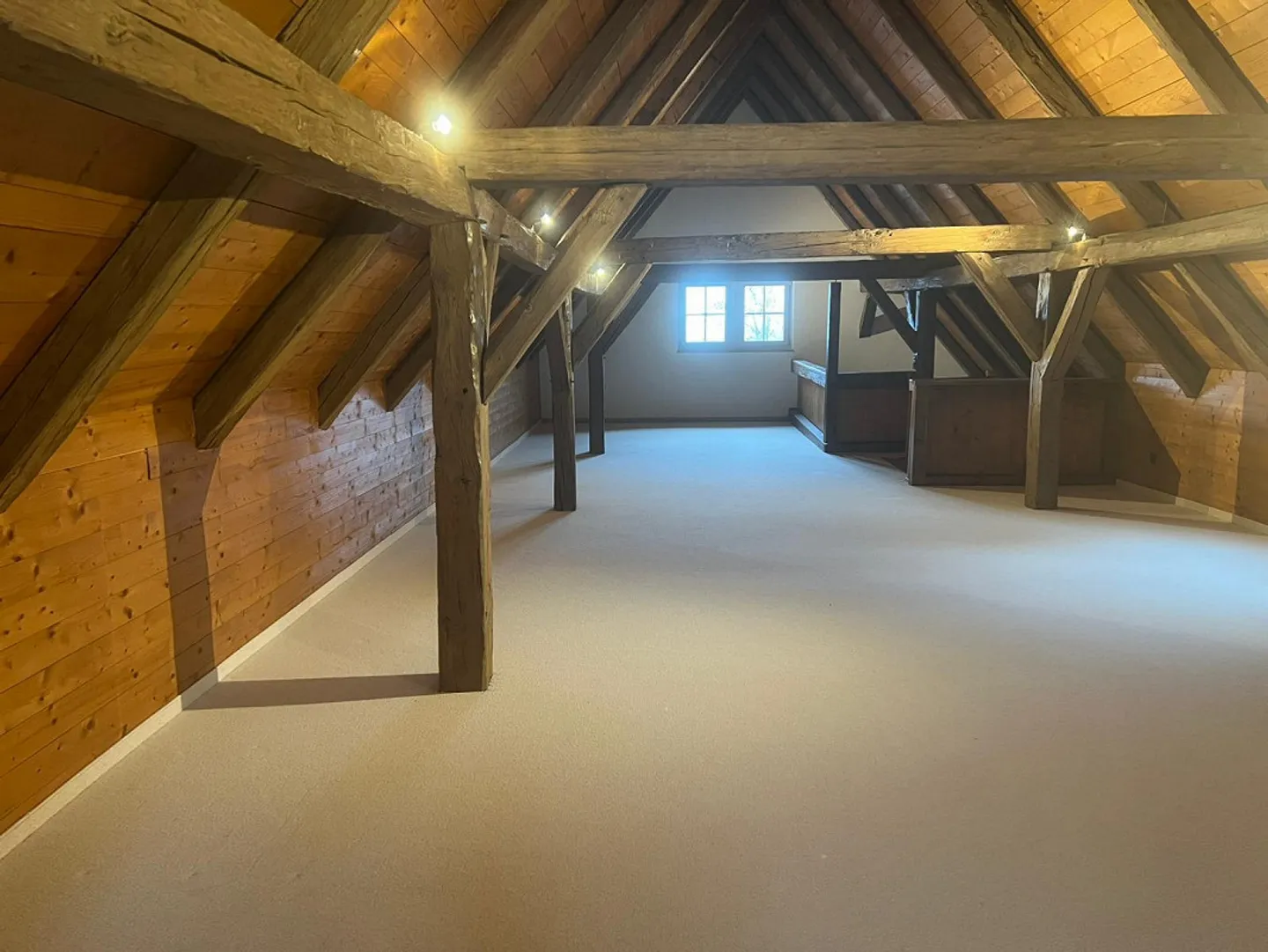 Ampio appartamento mansardato con galleria - Foto 3 di 9