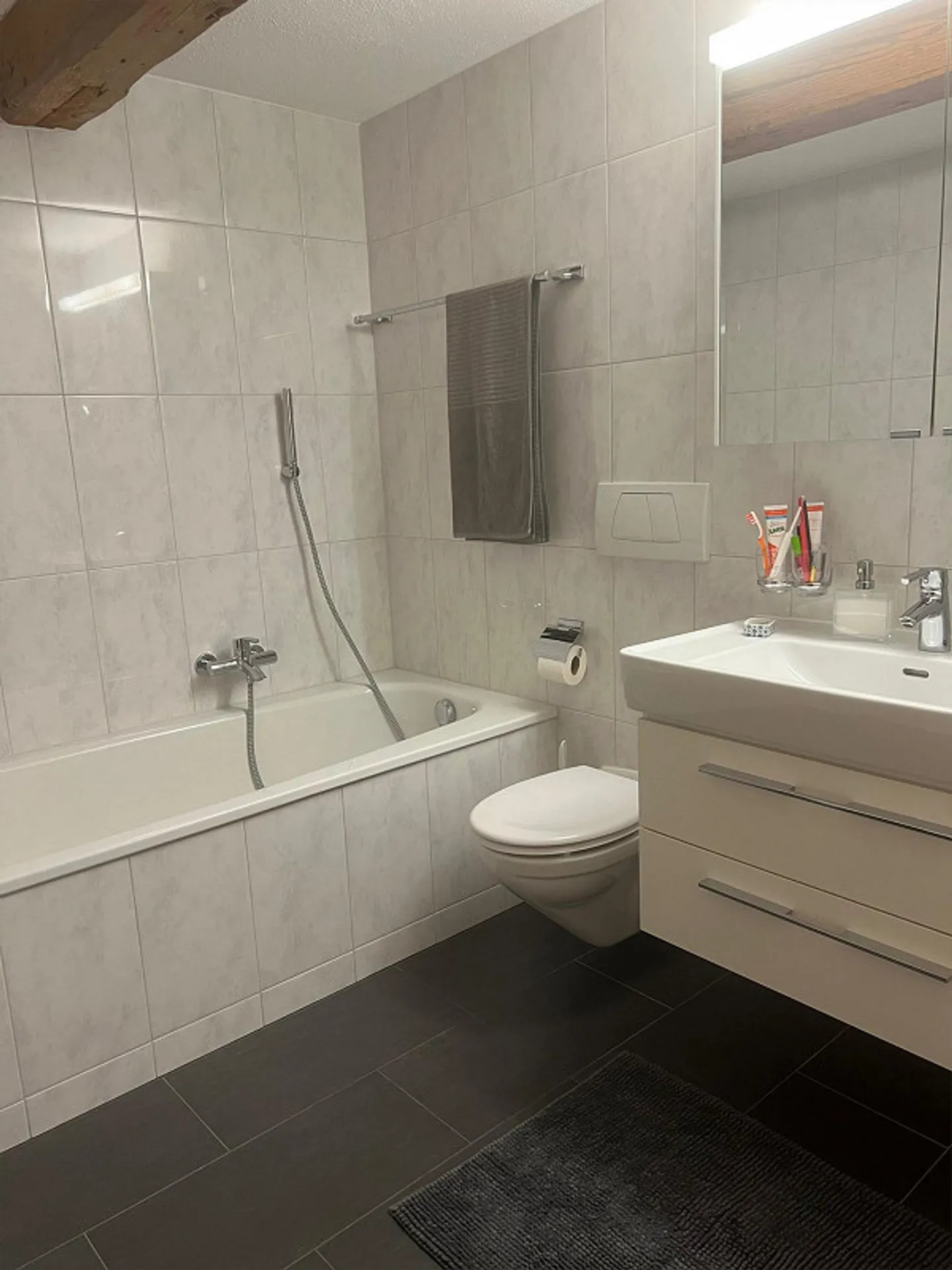 Ampio appartamento mansardato con galleria - Foto 5 di 9